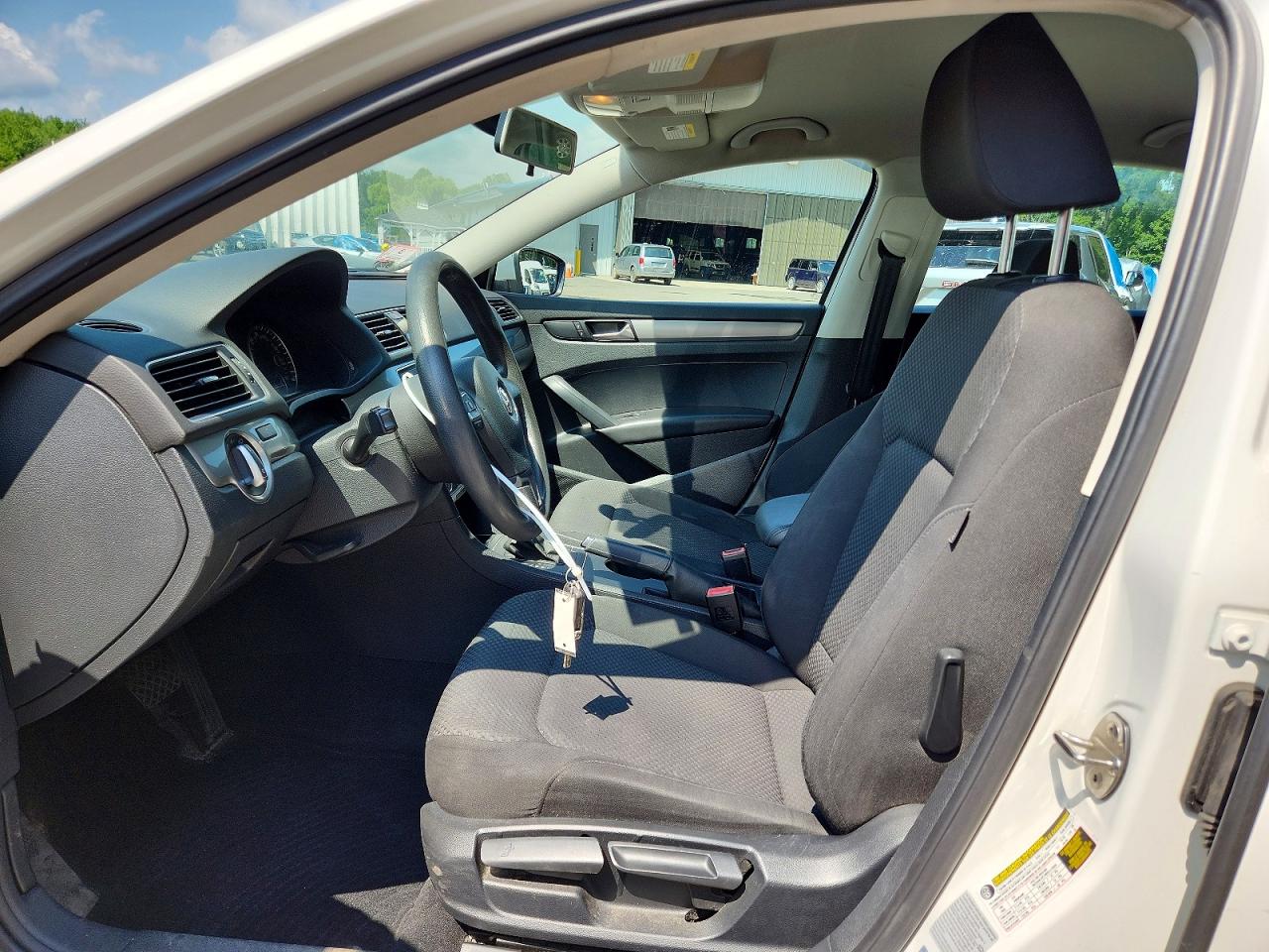 2015 Volkswagen Passat S White vin: 1VWAT7A36FC017189