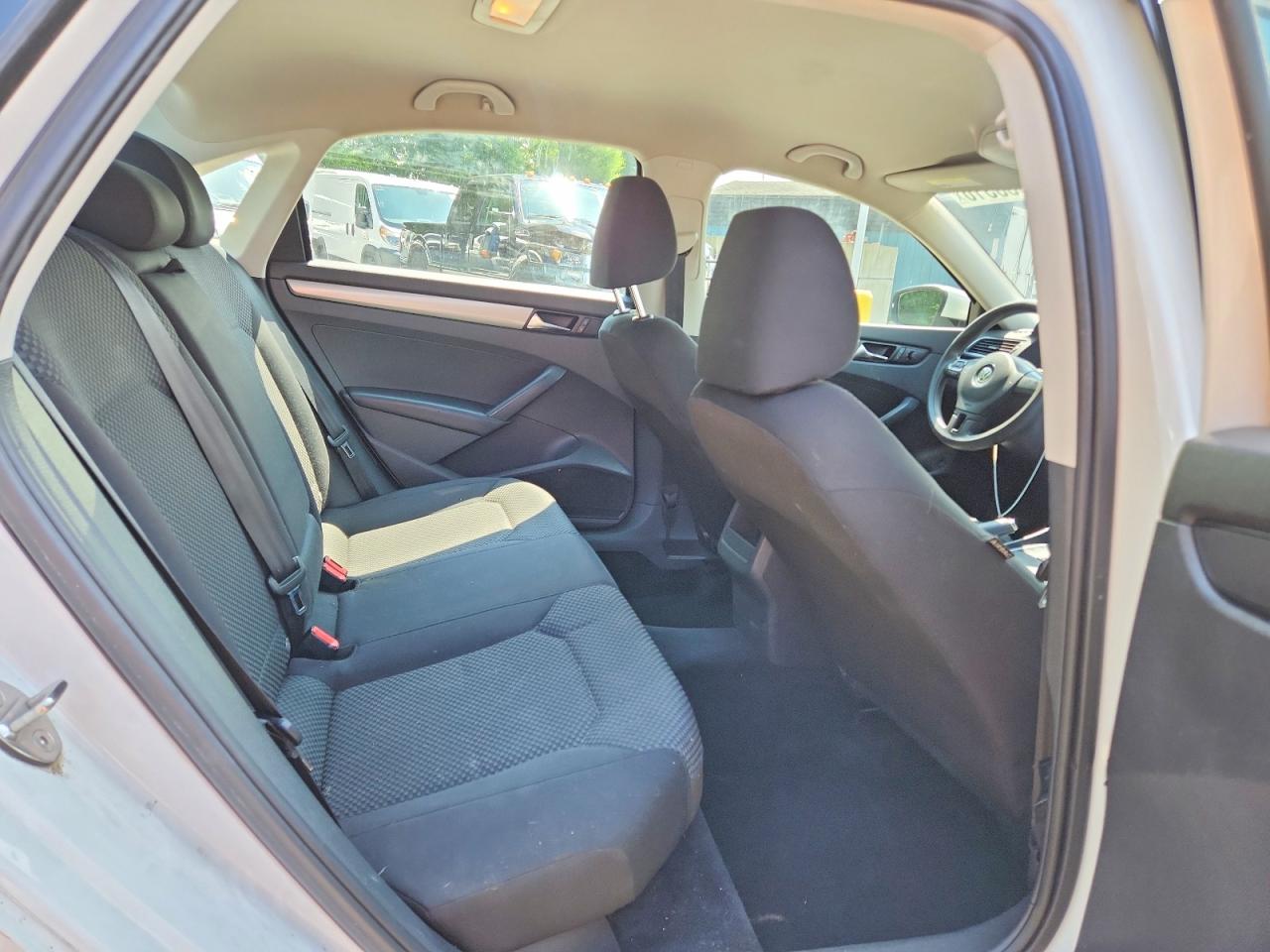 2015 Volkswagen Passat S White vin: 1VWAT7A36FC017189