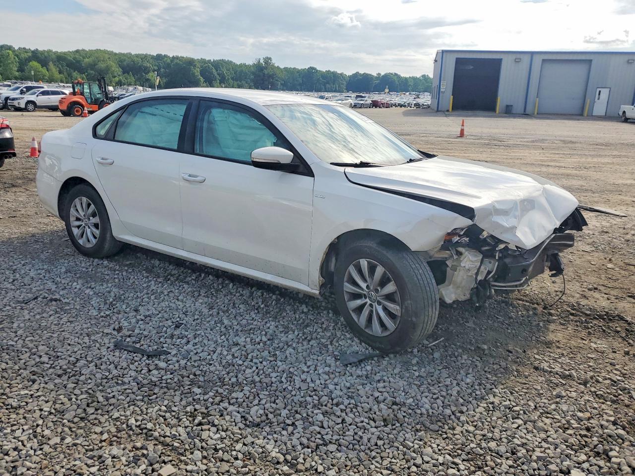 2015 Volkswagen Passat S White vin: 1VWAT7A36FC075920