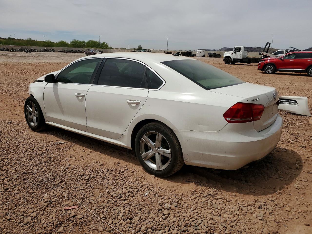 2015 Volkswagen Passat S Белый vin: 1VWAT7A36FC093365