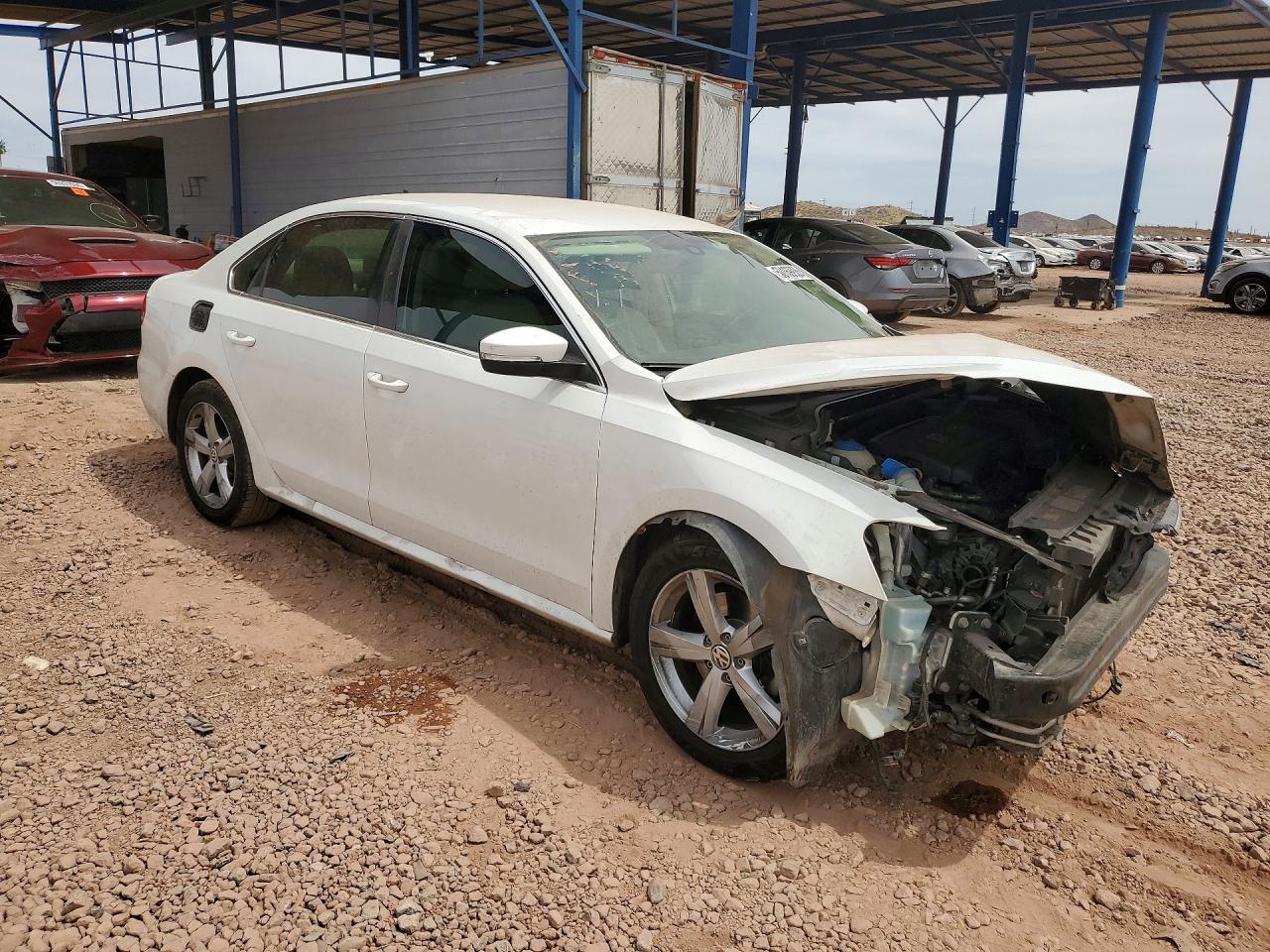 2015 Volkswagen Passat S Белый vin: 1VWAT7A36FC093365