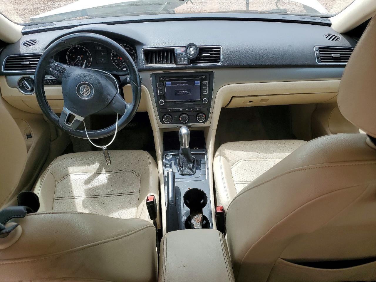 2015 Volkswagen Passat S Белый vin: 1VWAT7A36FC093365