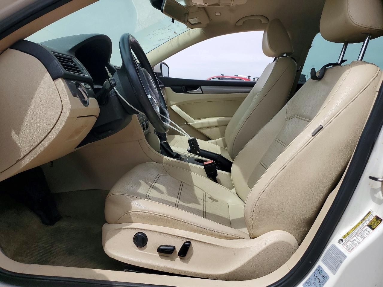2015 Volkswagen Passat S Белый vin: 1VWAT7A36FC093365