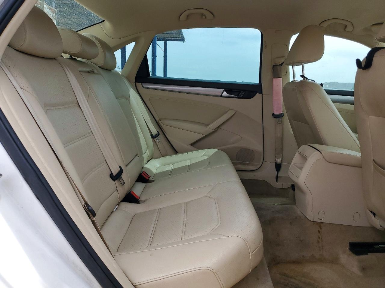 2015 Volkswagen Passat S Белый vin: 1VWAT7A36FC093365