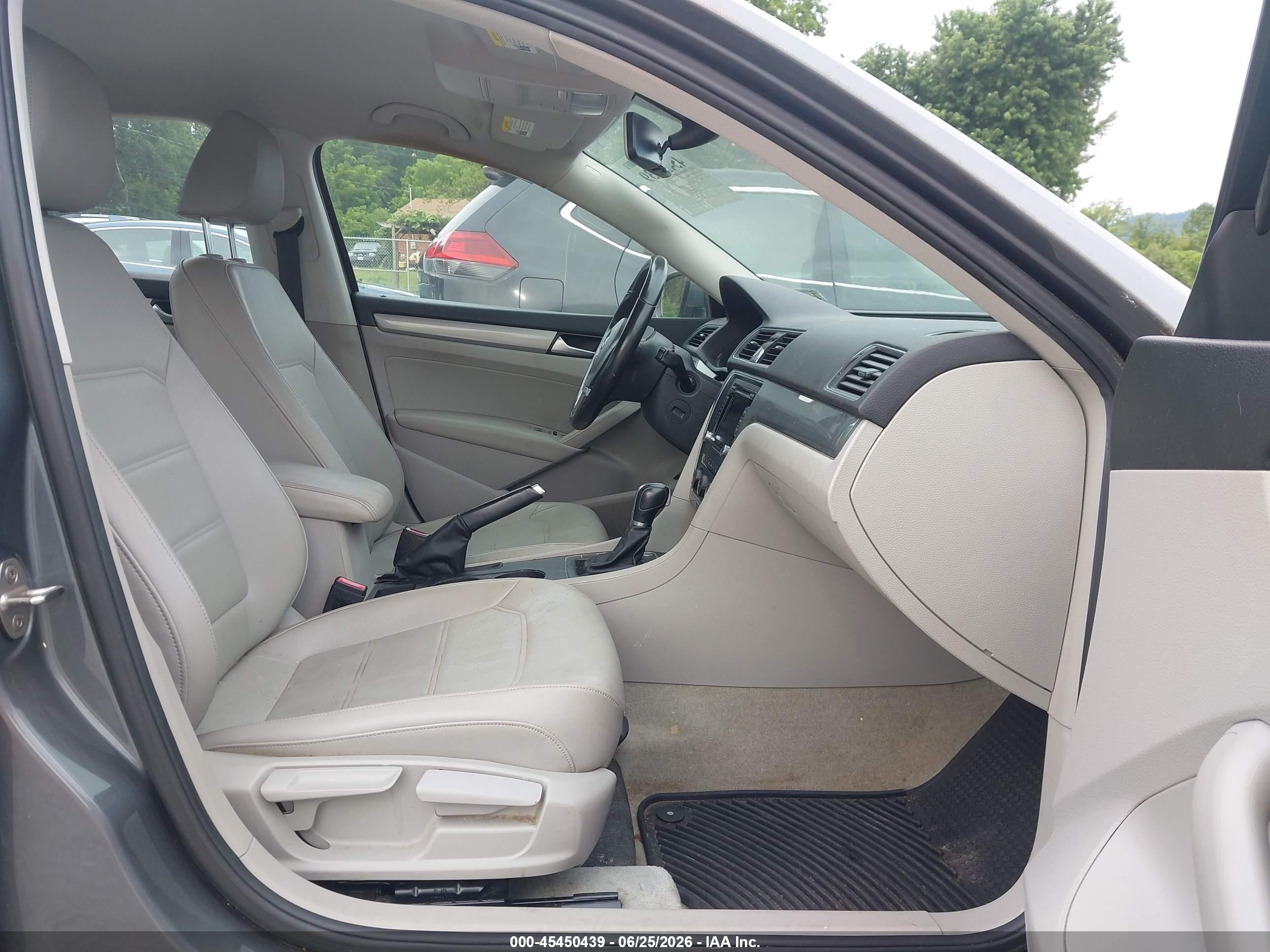 2015 Volkswagen Passat 1.8t Limited Edition Blue vin: 1VWAT7A36FC117616