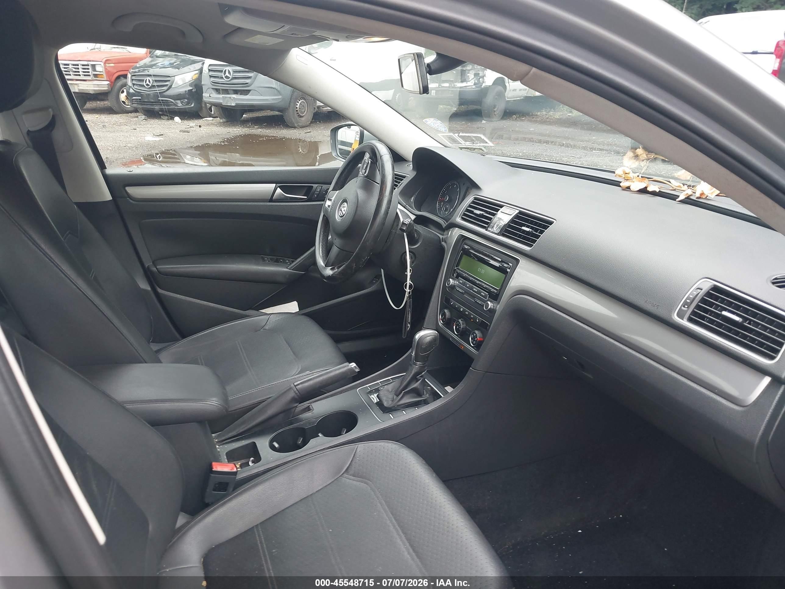 2014 Volkswagen Passat 1.8t Wolfsburg Edition Silver vin: 1VWAT7A37EC067324