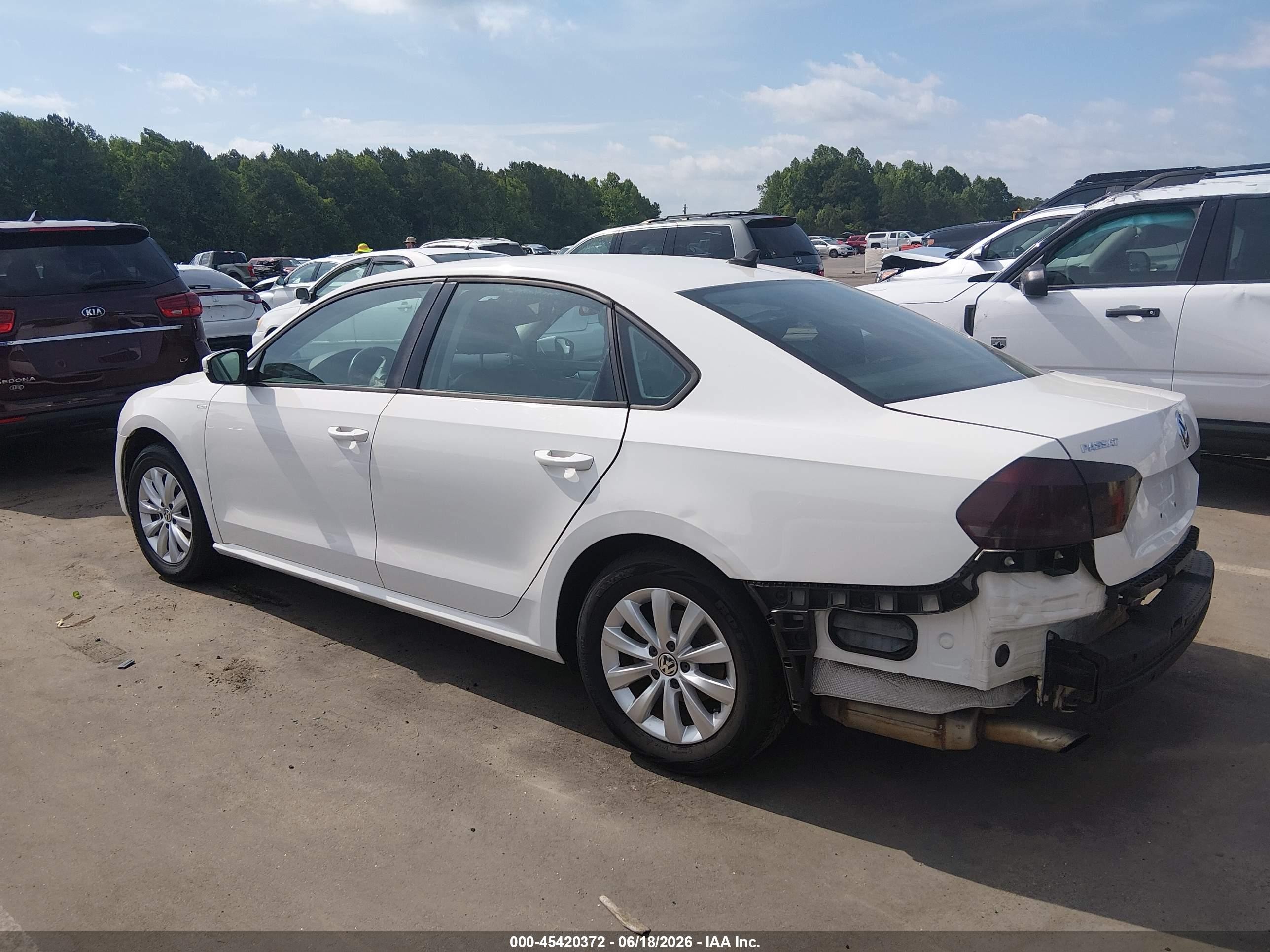 2015 Volkswagen Passat 1.8t Wolfsburg Edition White vin: 1VWAT7A37FC025625