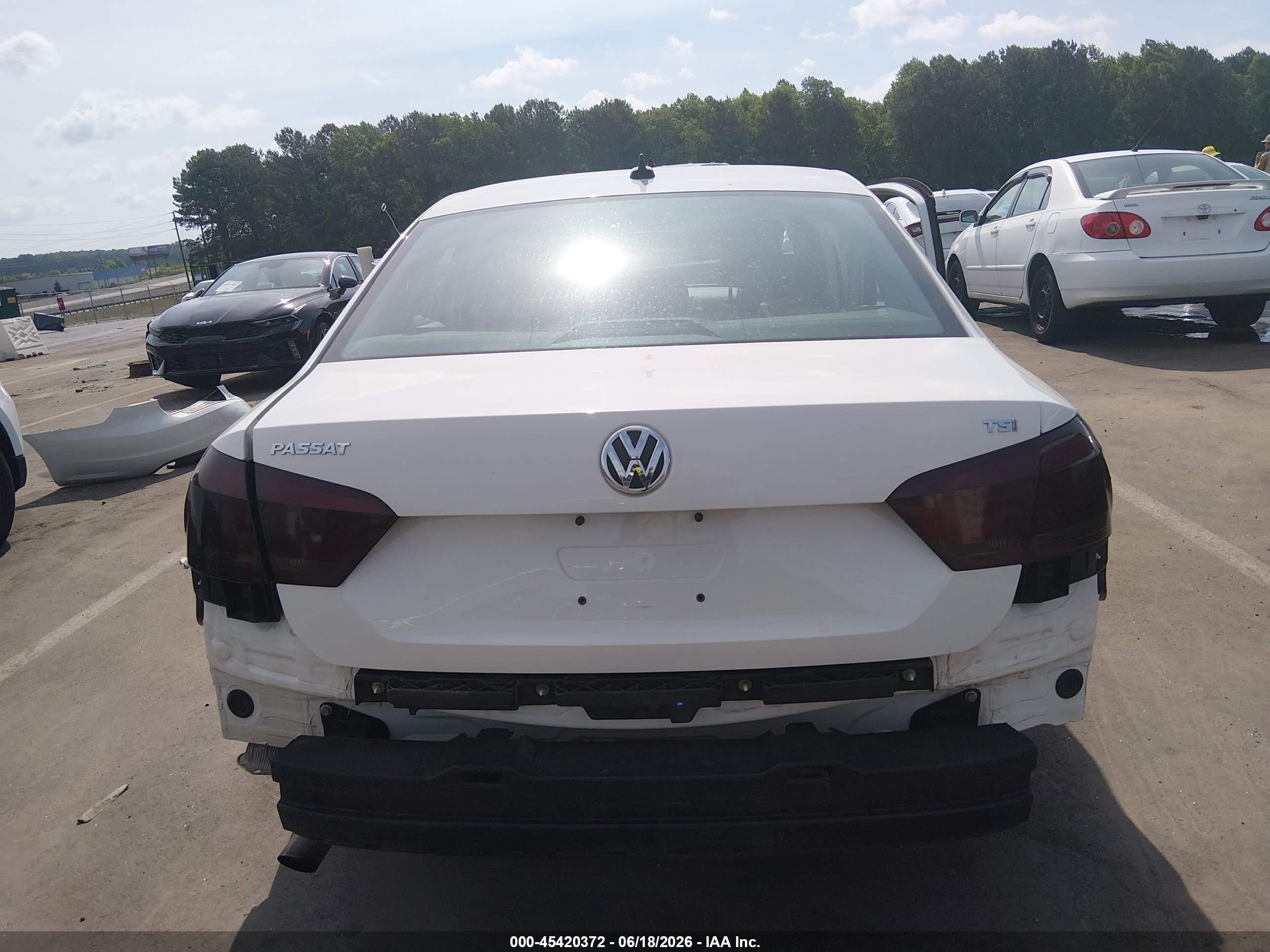 2015 Volkswagen Passat 1.8t Wolfsburg Edition White vin: 1VWAT7A37FC025625