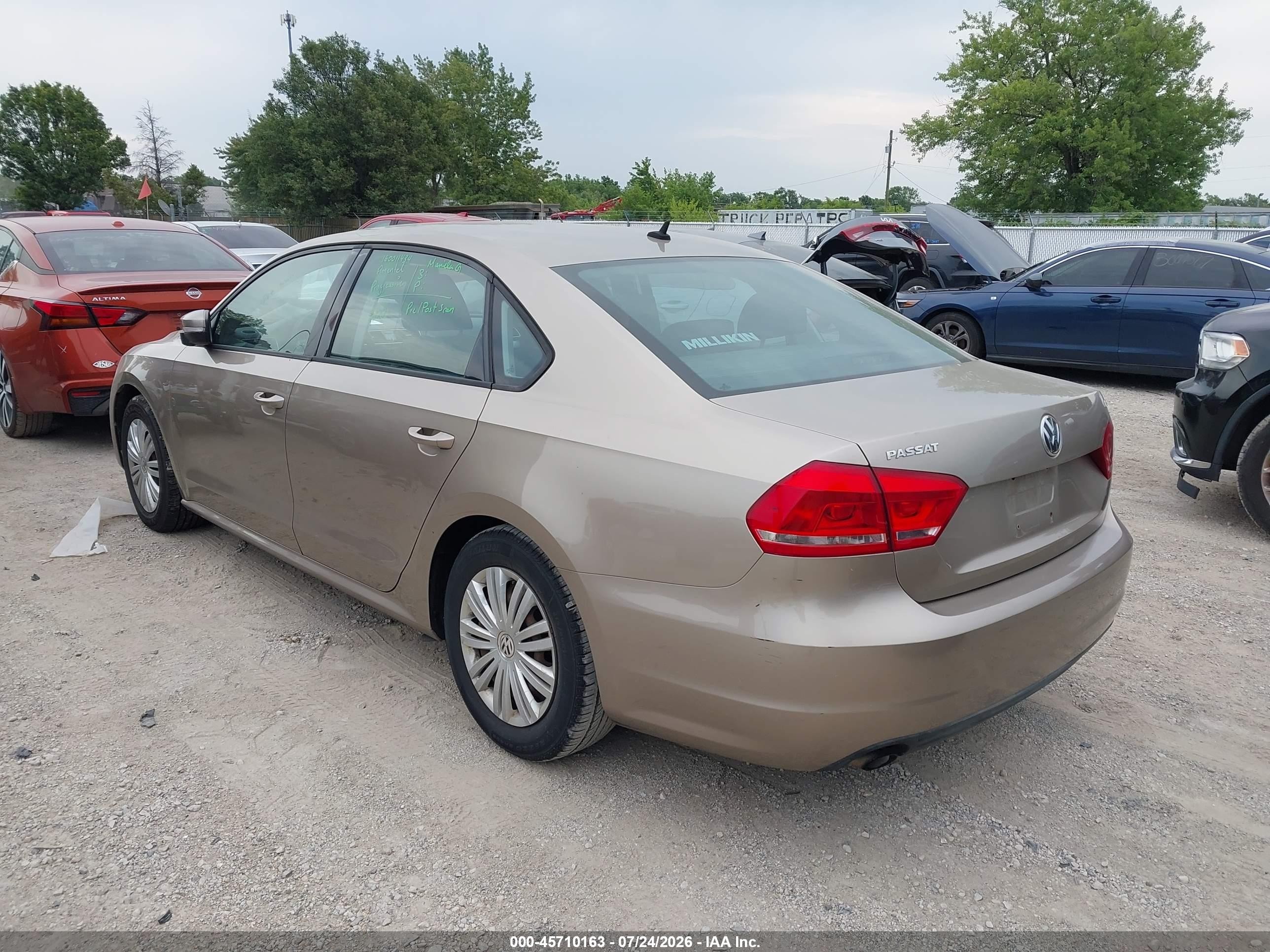 2015 Volkswagen Passat 1.8t S Beige vin: 1VWAT7A37FC046751