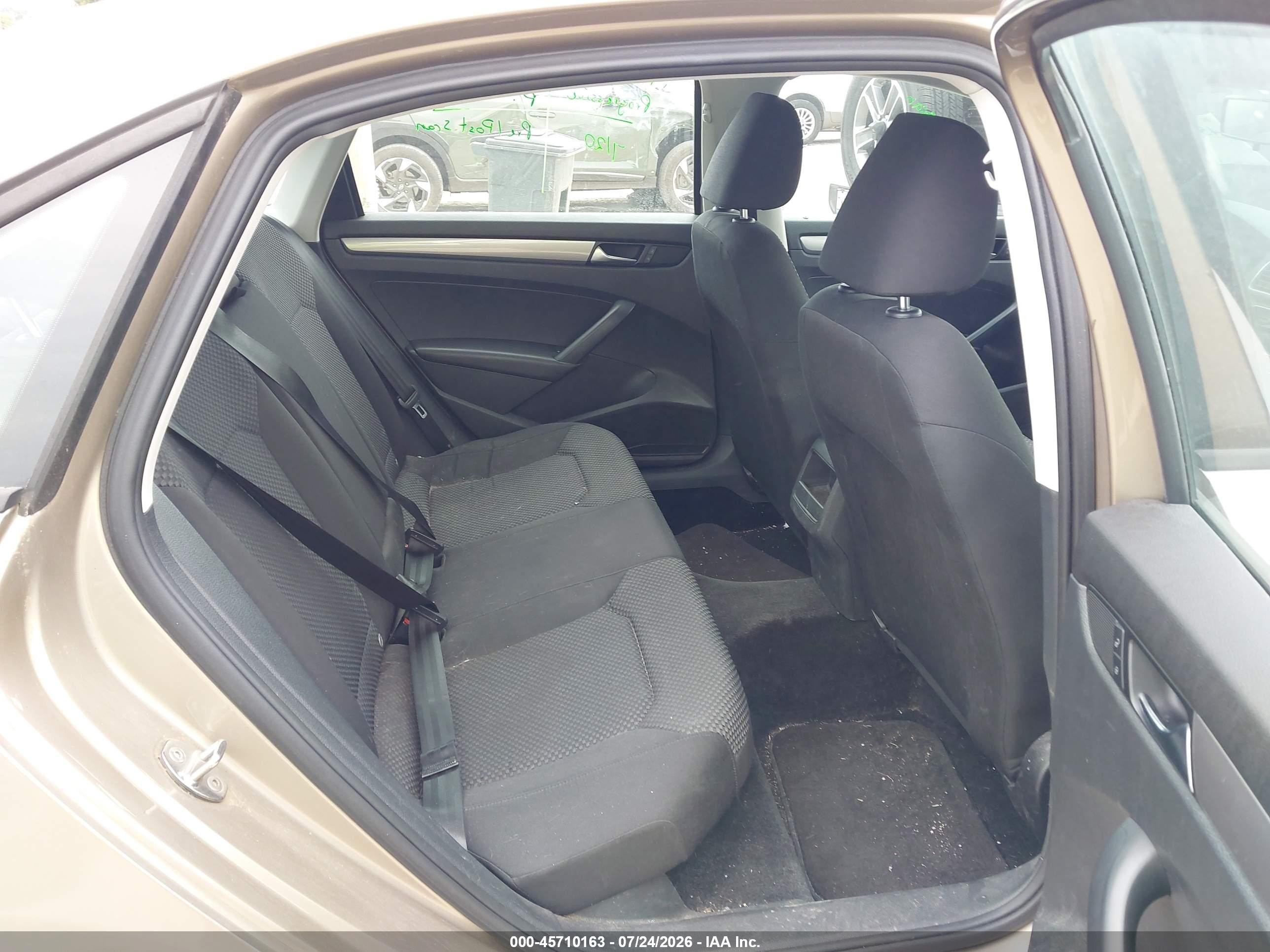 2015 Volkswagen Passat 1.8t S Beige vin: 1VWAT7A37FC046751