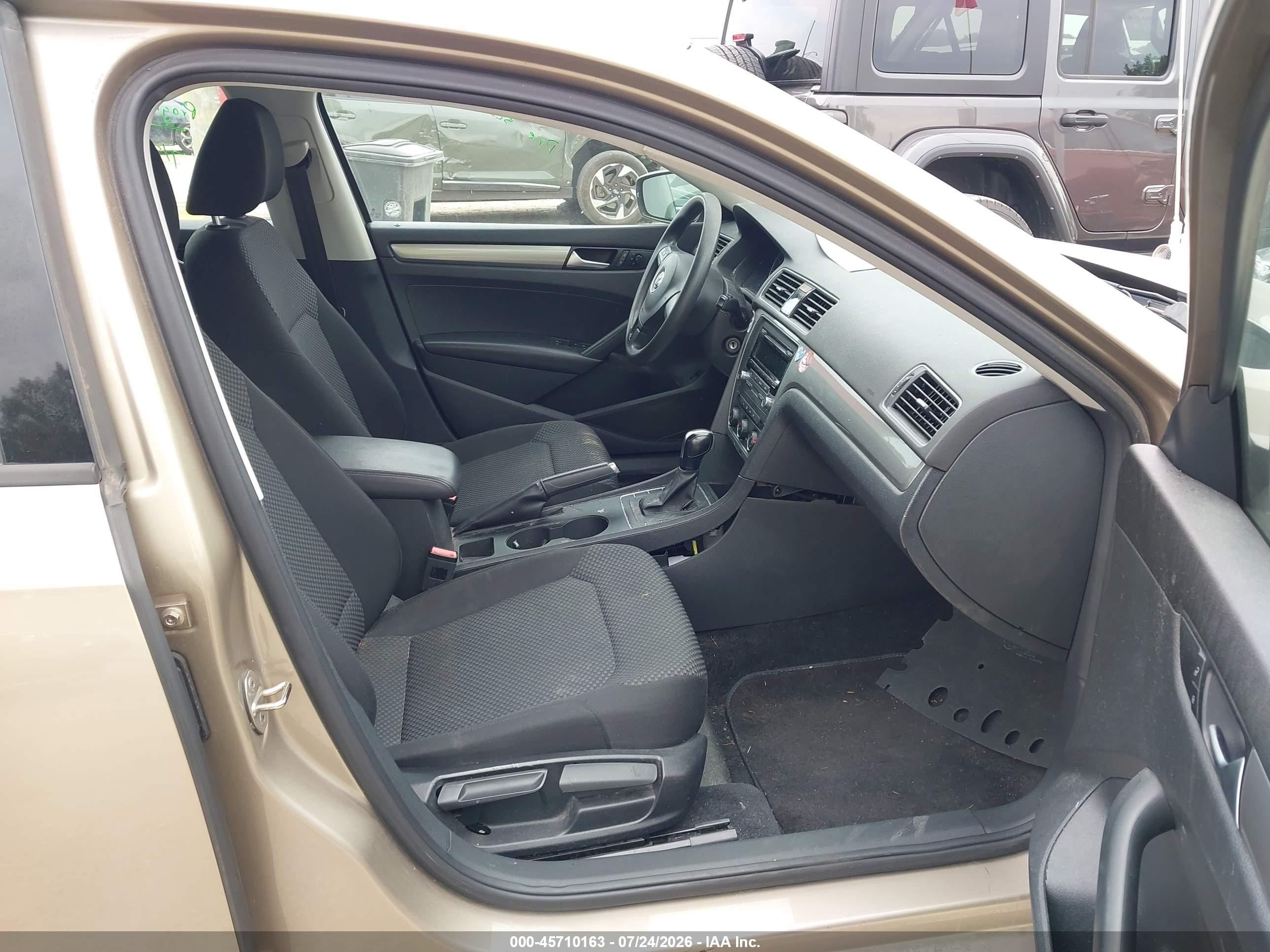 2015 Volkswagen Passat 1.8t S Beige vin: 1VWAT7A37FC046751