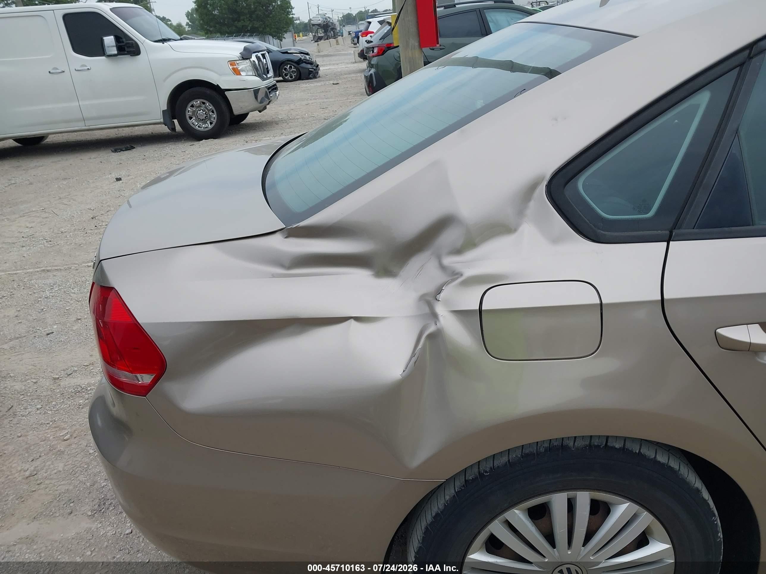 2015 Volkswagen Passat 1.8t S Beige vin: 1VWAT7A37FC046751