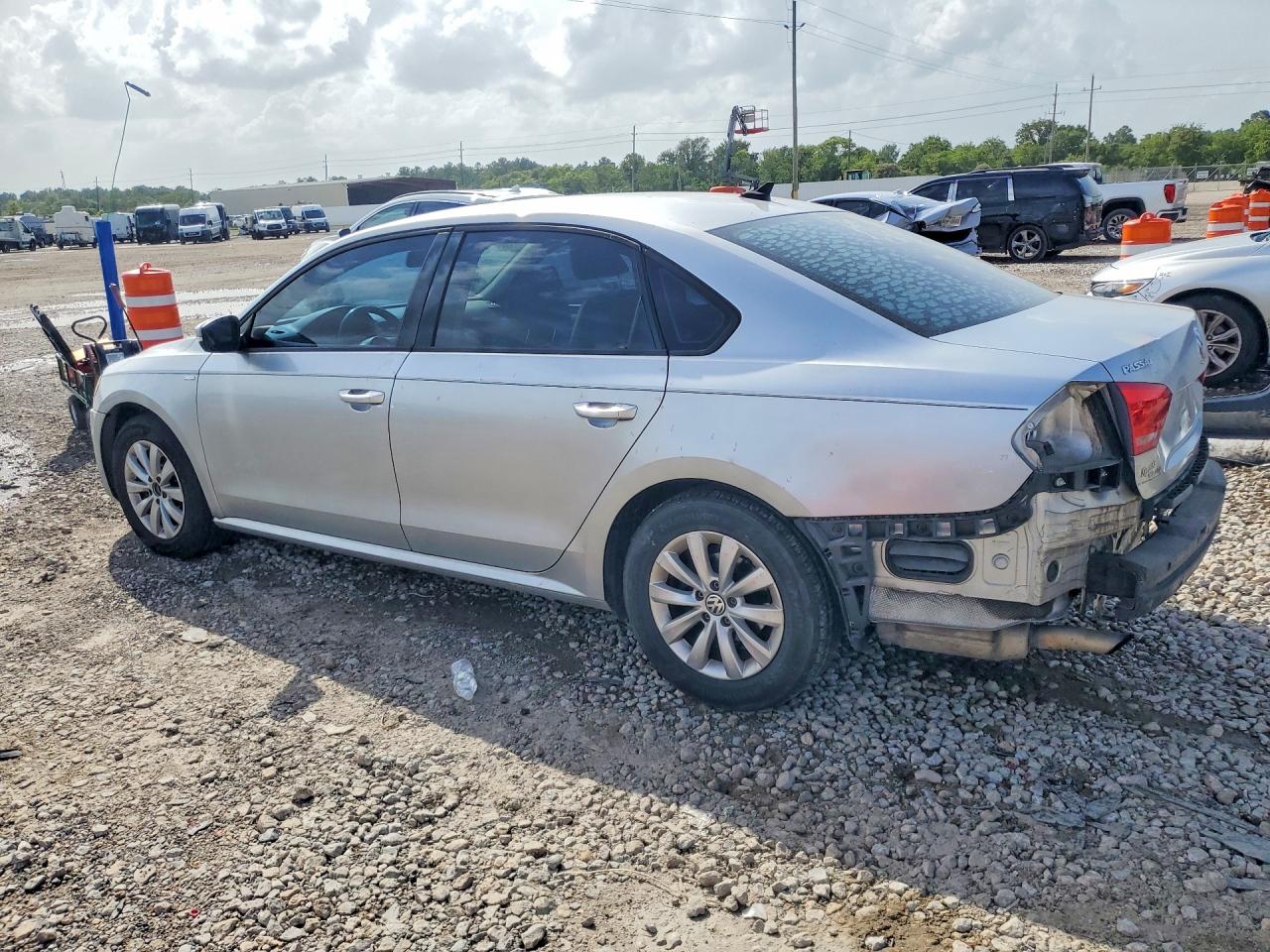 2015 Volkswagen Passat S Серебряный vin: 1VWAT7A37FC056700