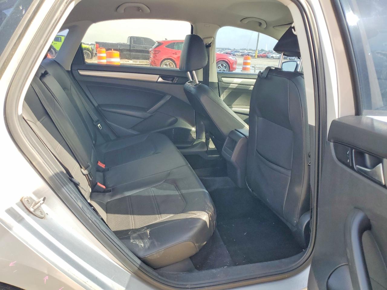 2015 Volkswagen Passat S Серебряный vin: 1VWAT7A37FC056700