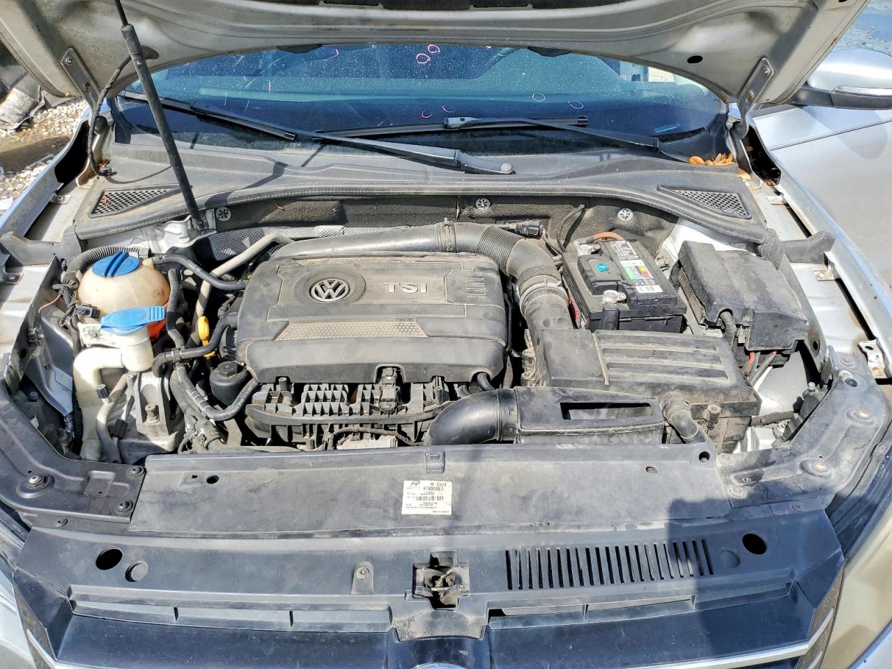 2015 Volkswagen Passat S Серебряный vin: 1VWAT7A37FC056700