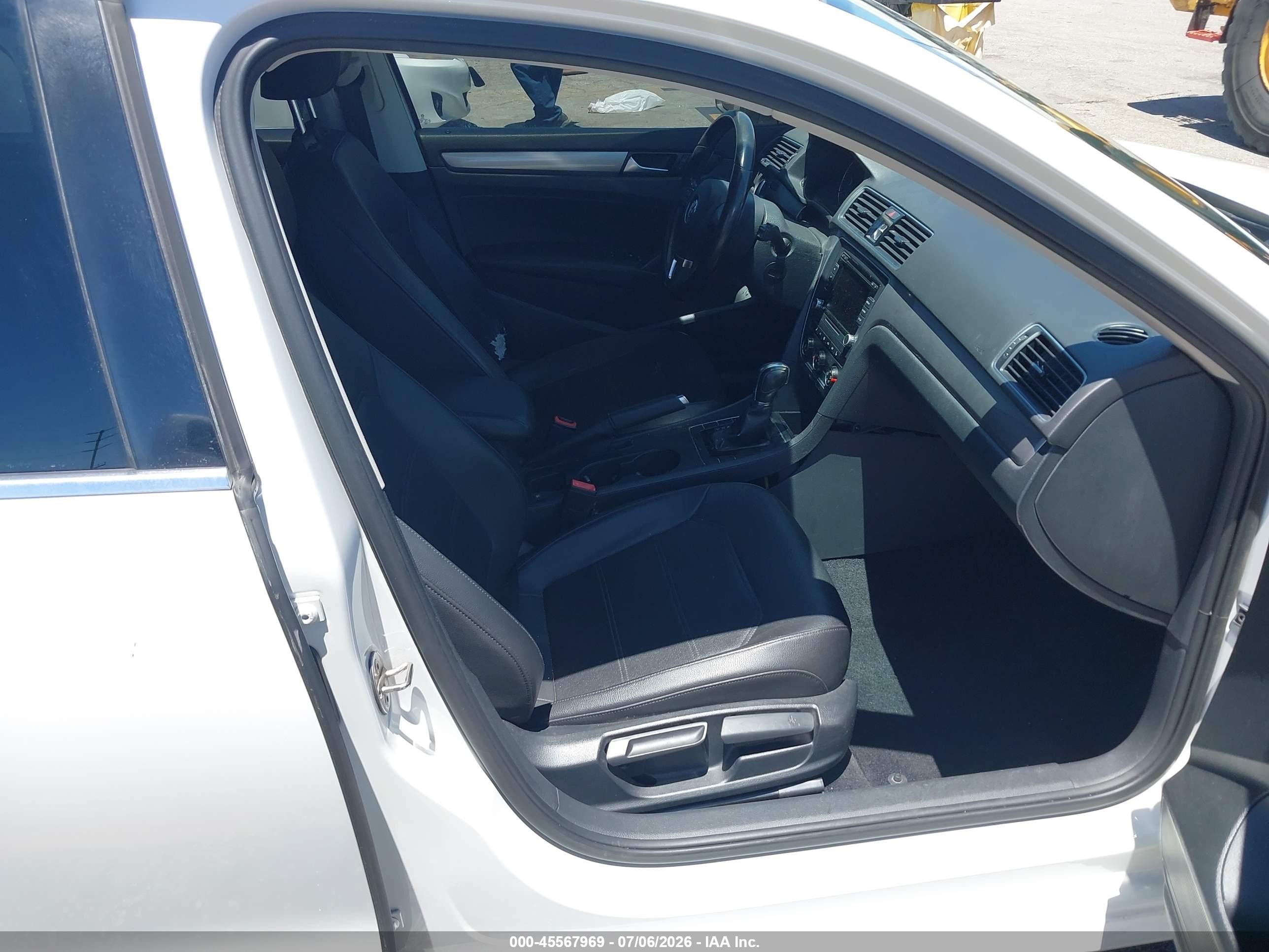 2015 Volkswagen Passat 1.8t Limited Edition White vin: 1VWAT7A37FC110156