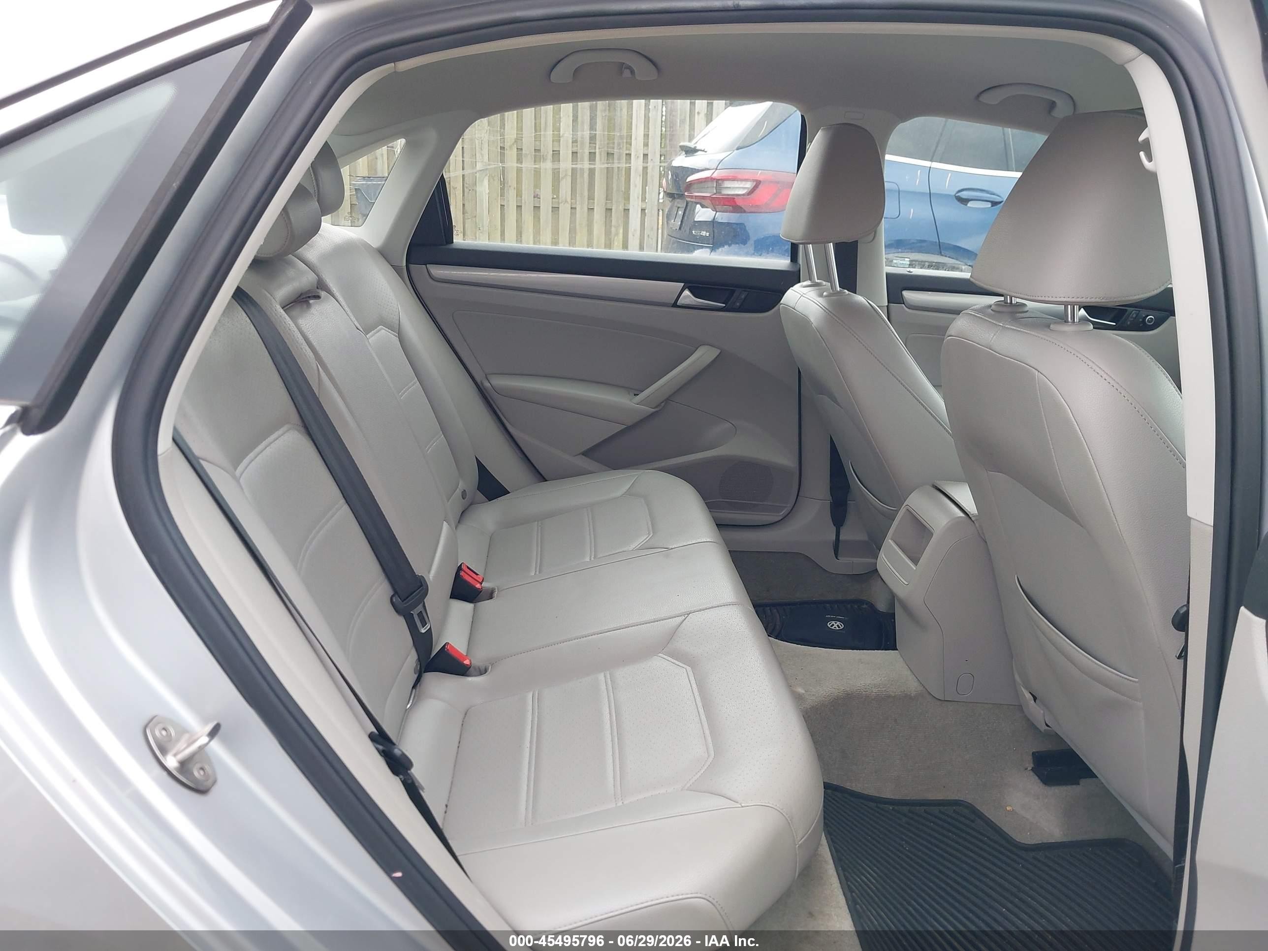 2015 Volkswagen Passat 1.8t Limited Edition Silver vin: 1VWAT7A37FC120797