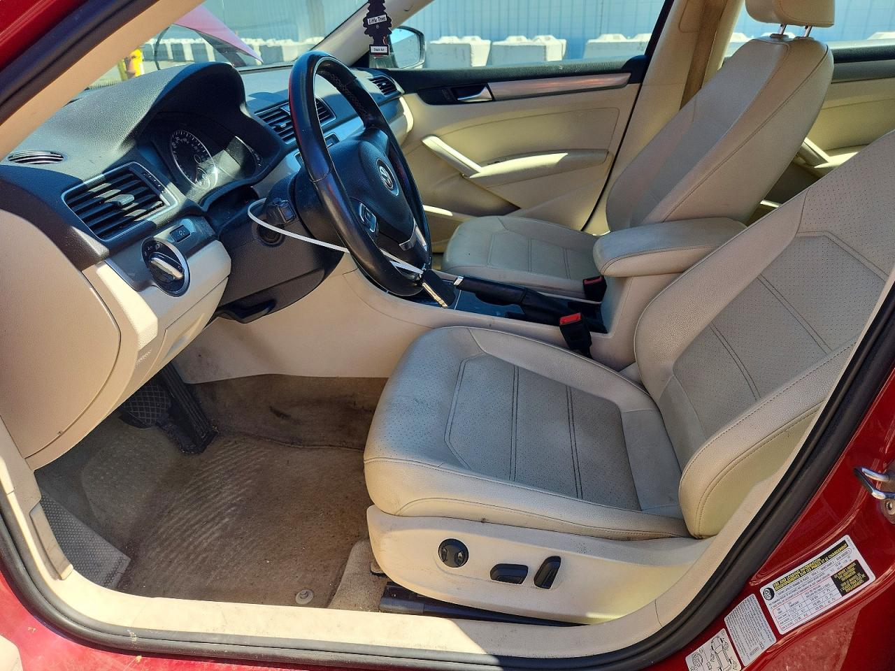 2015 Volkswagen Passat S Red vin: 1VWAT7A37FC121545
