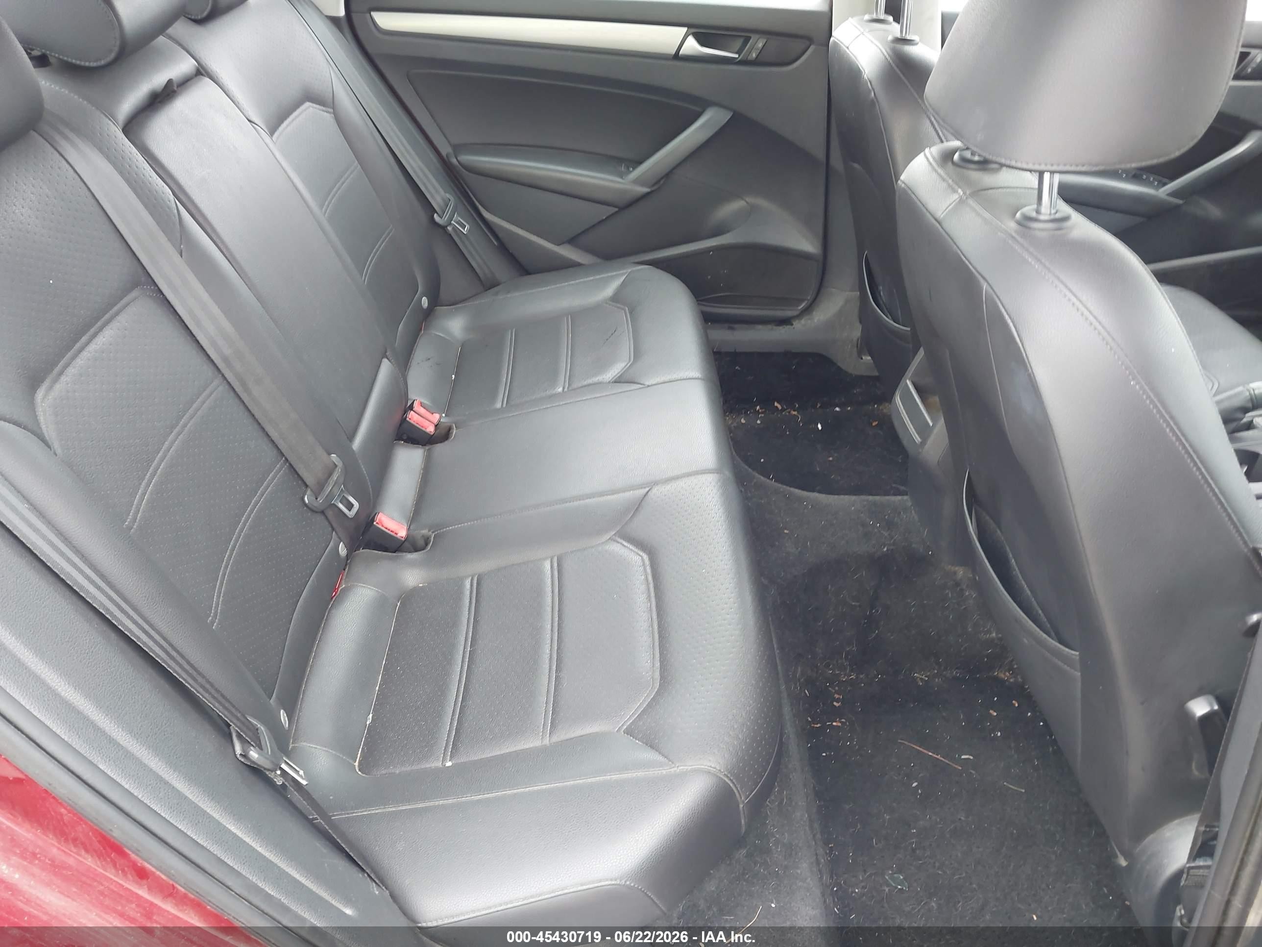 2015 Volkswagen Passat 1.8t Wolfsburg Edition Темно-бордовый vin: 1VWAT7A38FC042059
