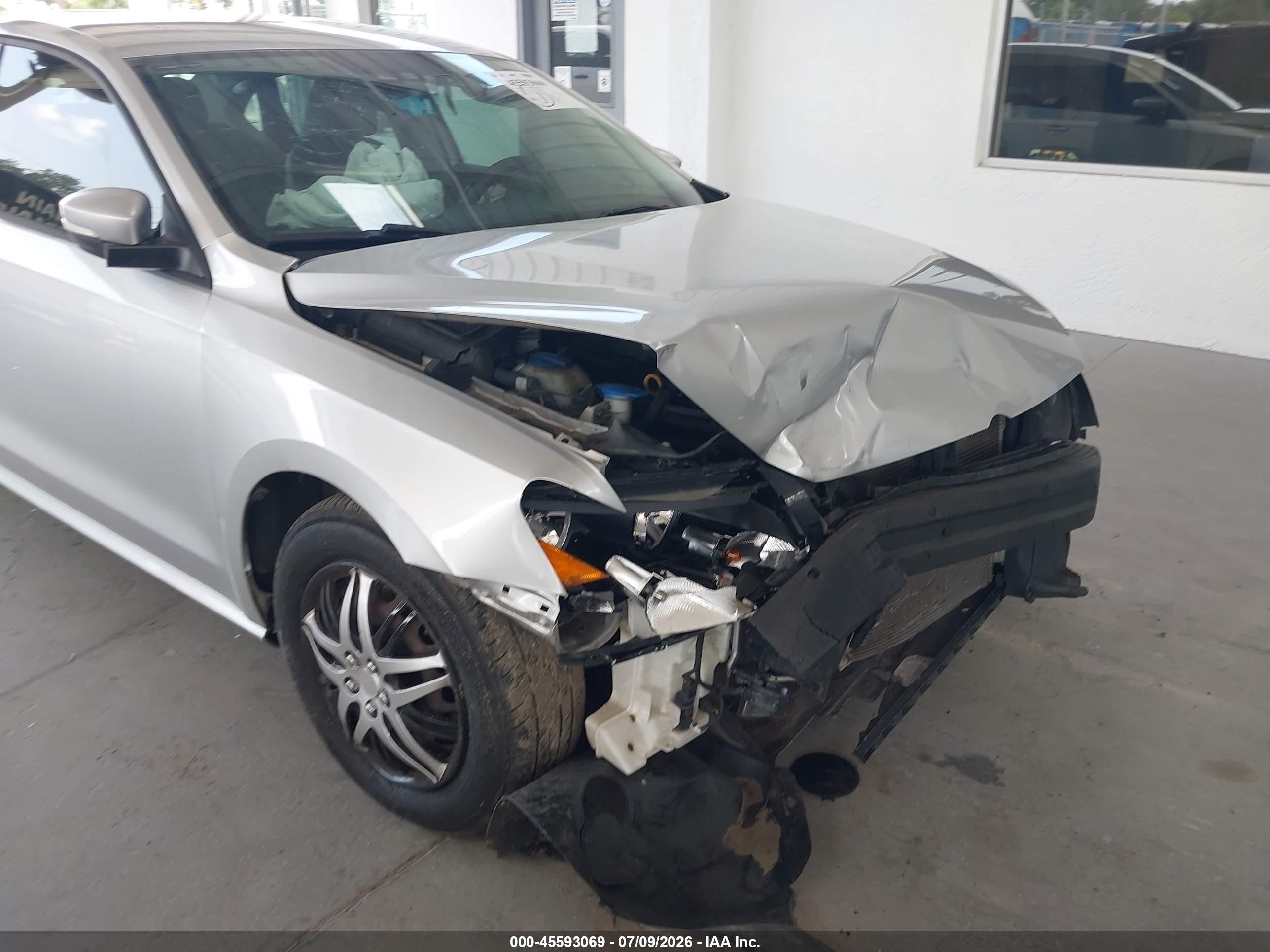 2015 Volkswagen Passat 1.8t S Silver vin: 1VWAT7A38FC064384