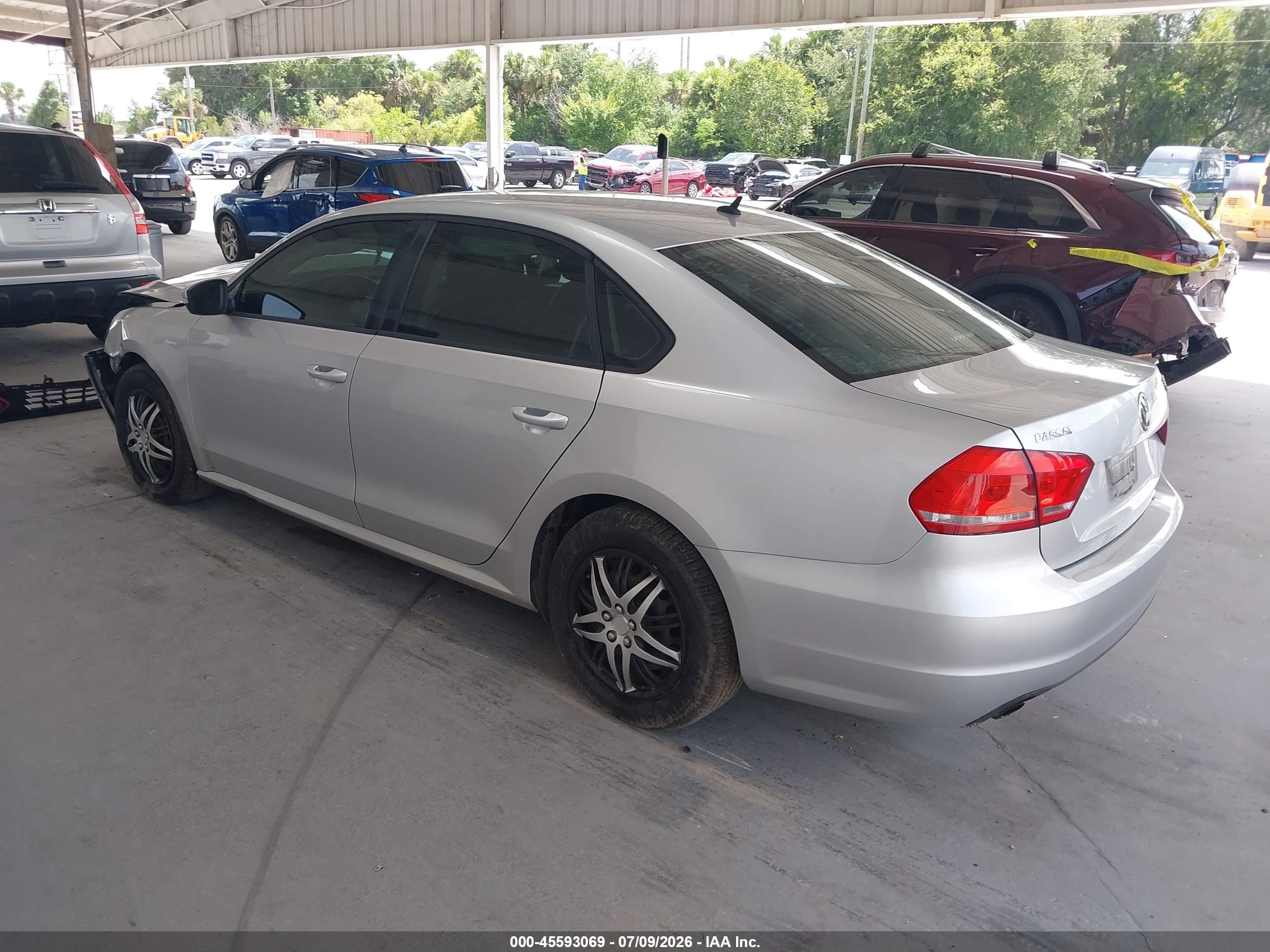 2015 Volkswagen Passat 1.8t S Silver vin: 1VWAT7A38FC064384