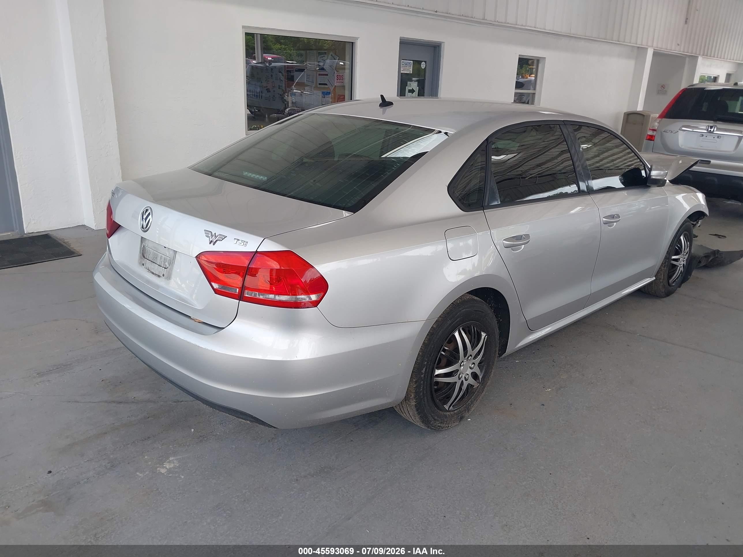 2015 Volkswagen Passat 1.8t S Silver vin: 1VWAT7A38FC064384