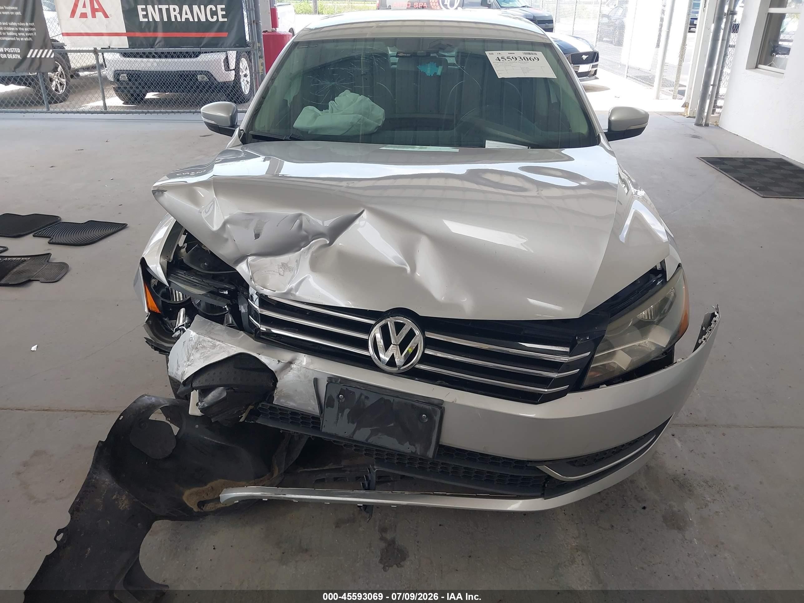 2015 Volkswagen Passat 1.8t S Silver vin: 1VWAT7A38FC064384