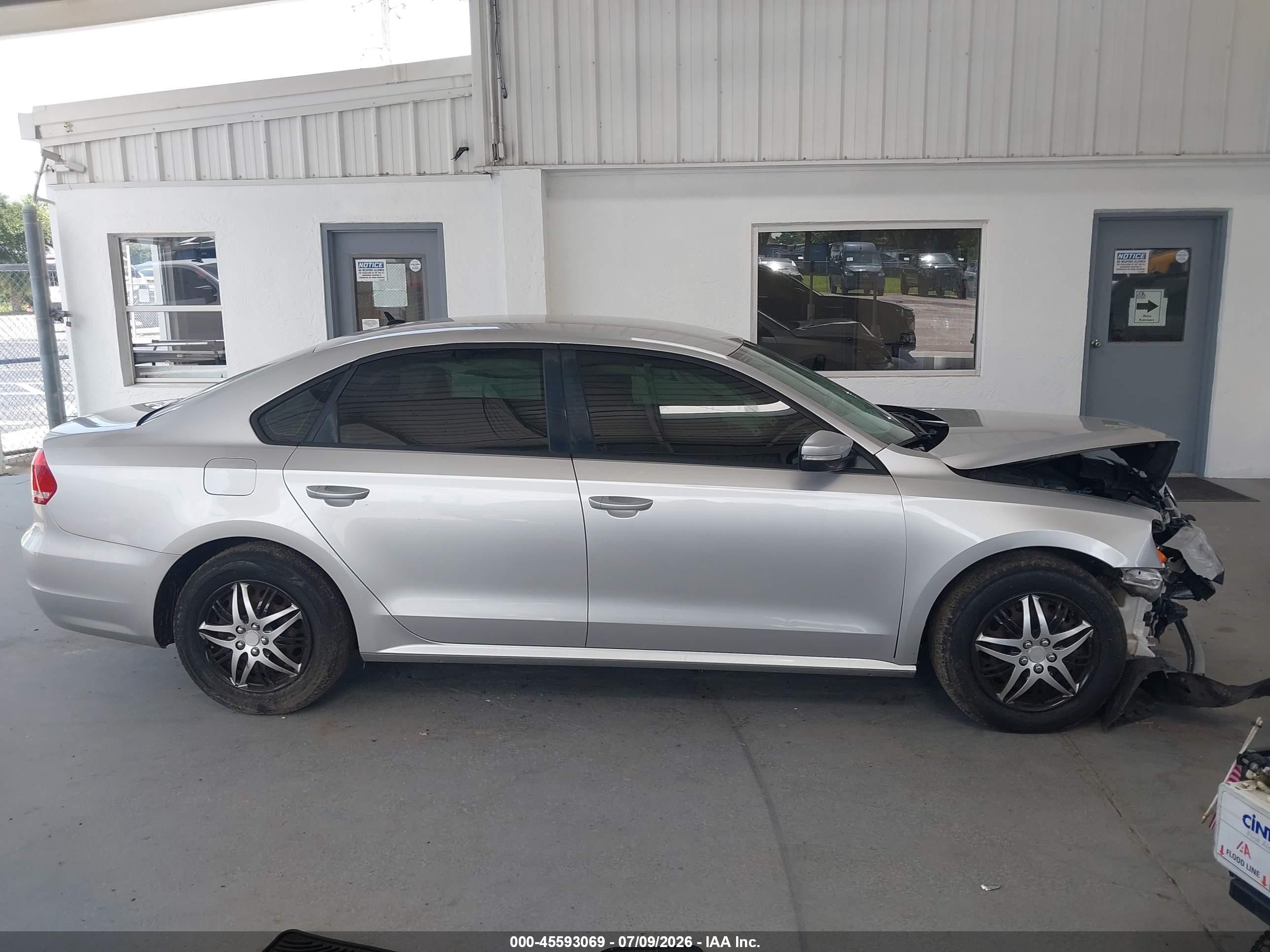 2015 Volkswagen Passat 1.8t S Silver vin: 1VWAT7A38FC064384