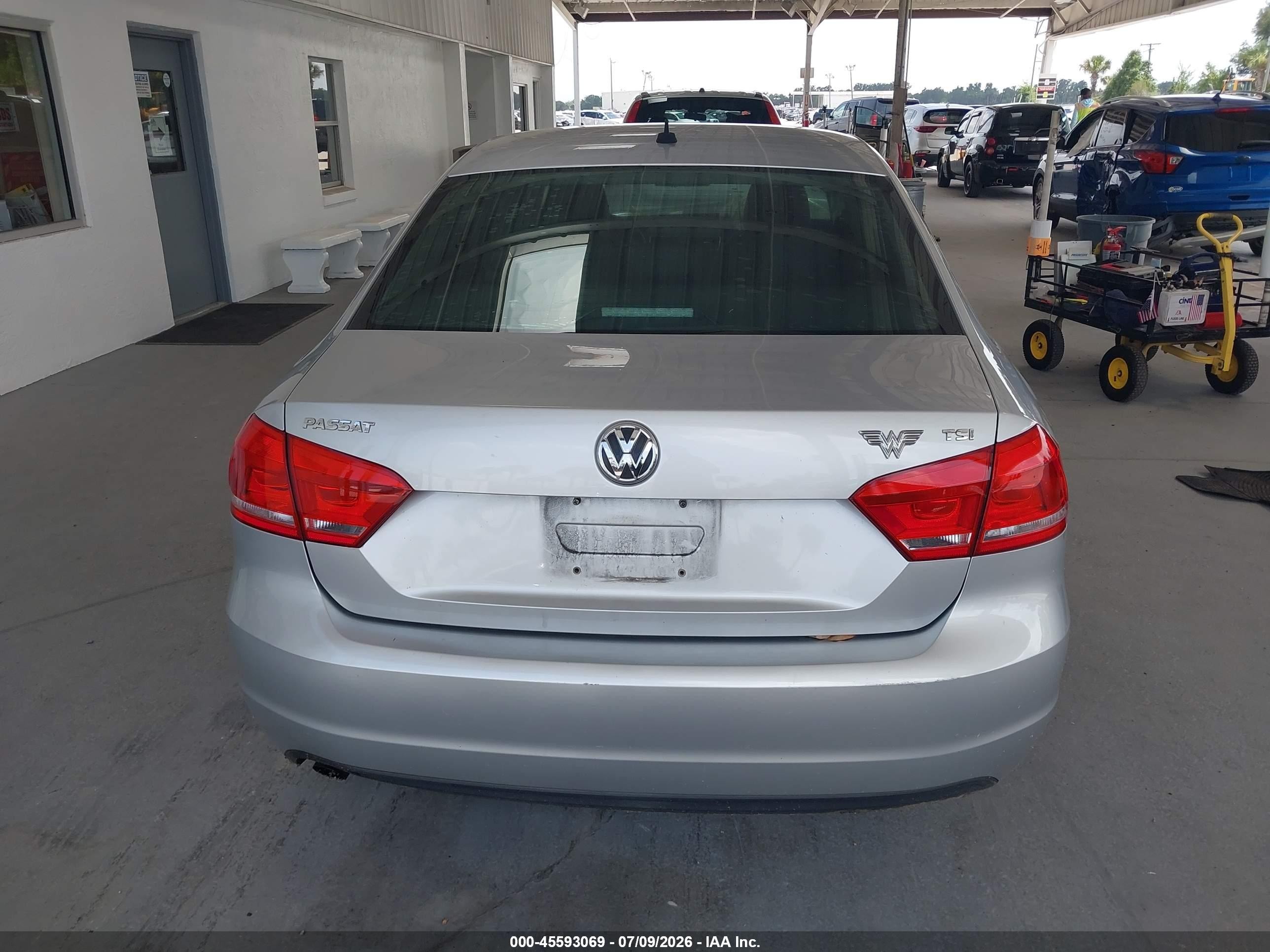 2015 Volkswagen Passat 1.8t S Silver vin: 1VWAT7A38FC064384