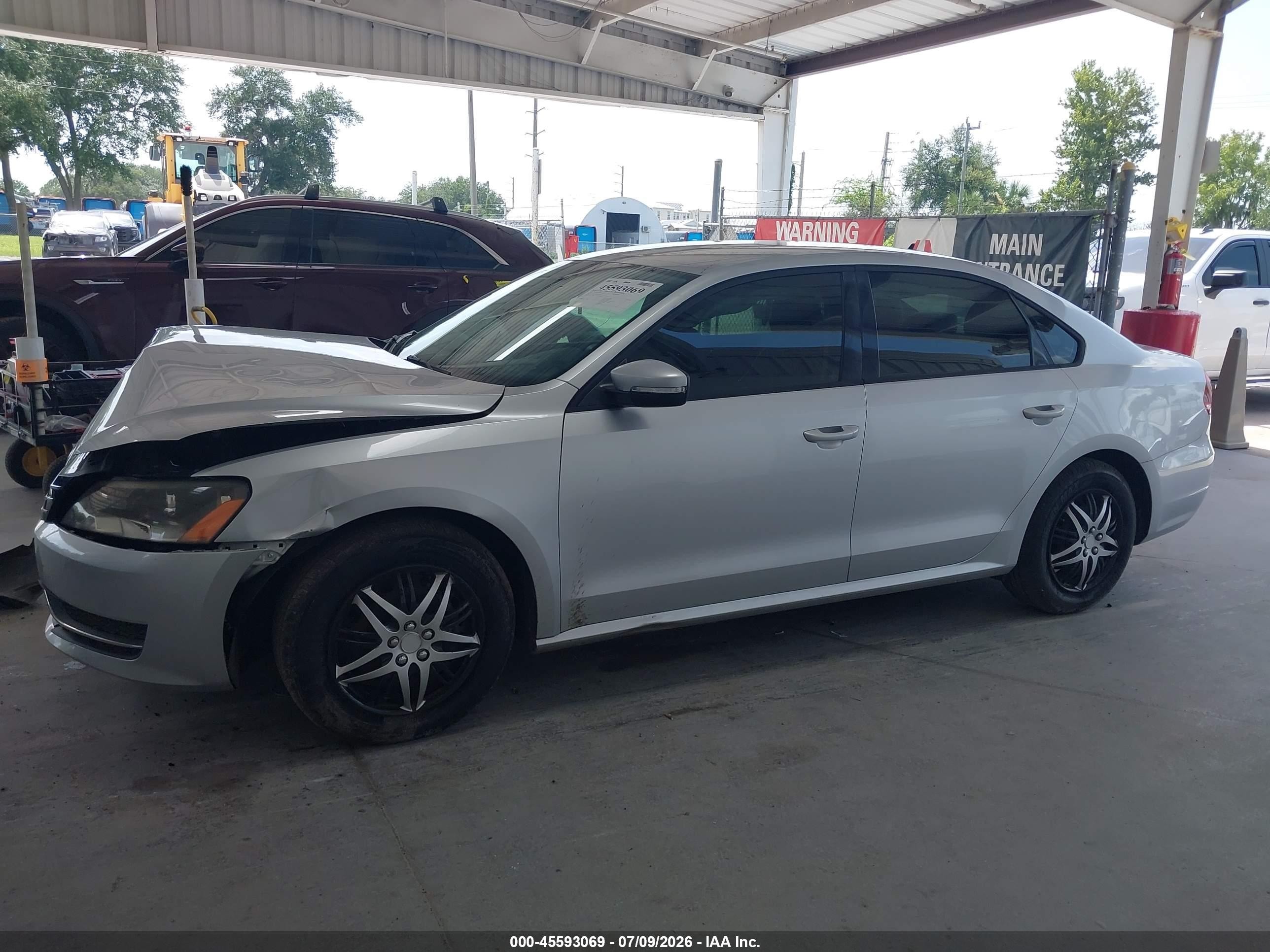 2015 Volkswagen Passat 1.8t S Silver vin: 1VWAT7A38FC064384