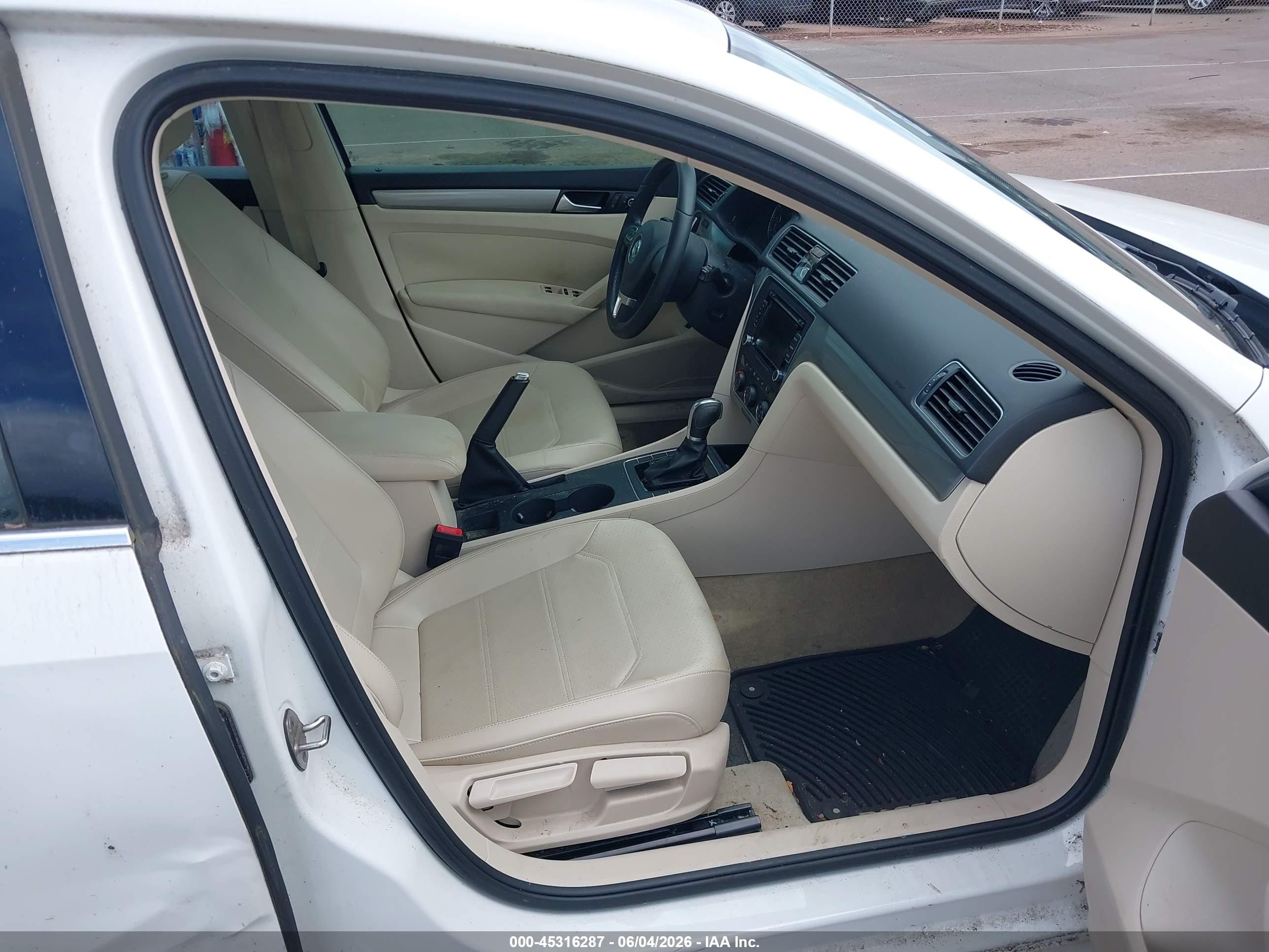 2015 Volkswagen Passat 1.8t Limited Edition White vin: 1VWAT7A38FC109615