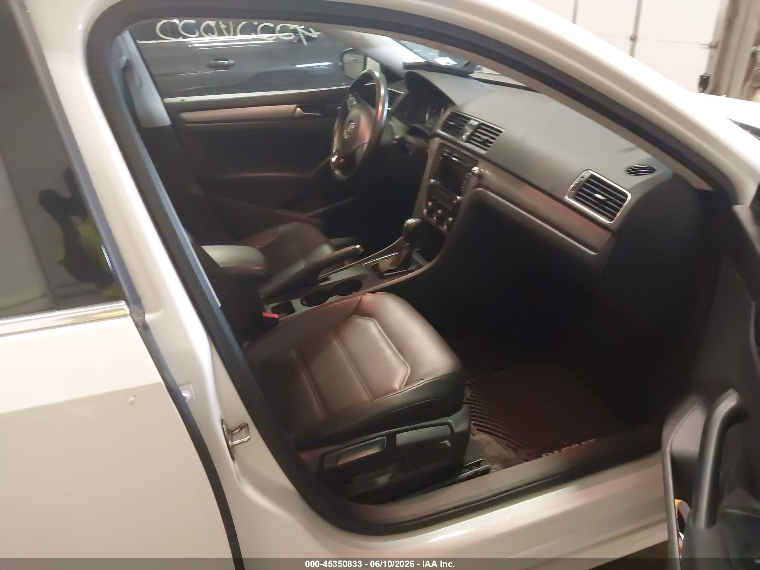 2015 Volkswagen Passat 1.8t Limited Edition Белый vin: 1VWAT7A38FC110134