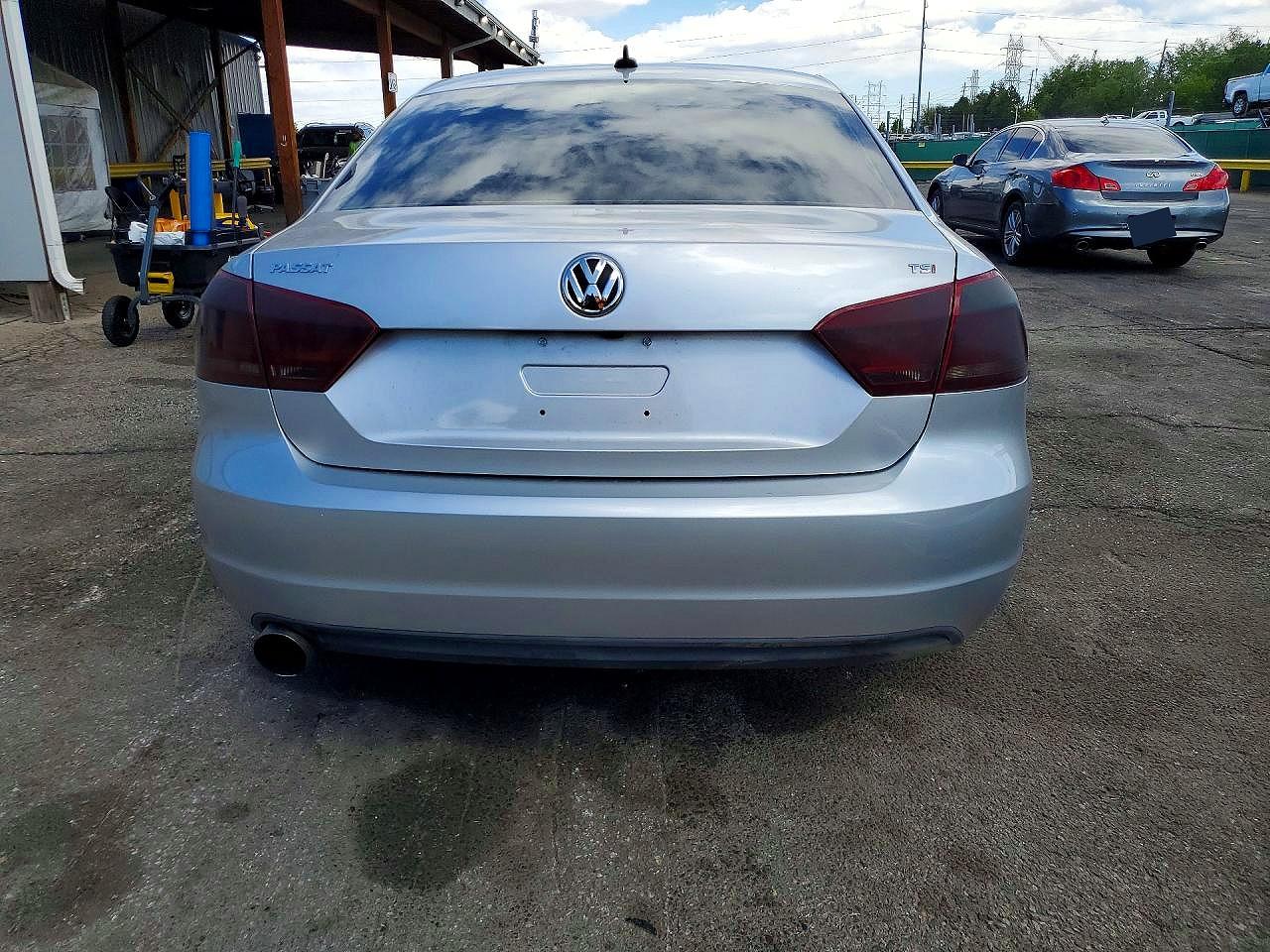 2015 Volkswagen Passat S Серебряный vin: 1VWAT7A38FC112613