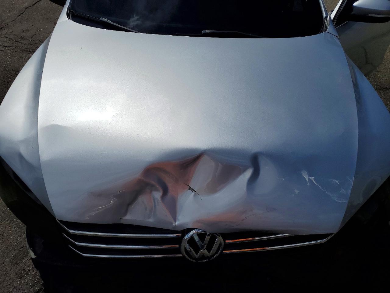 2015 Volkswagen Passat S Серебряный vin: 1VWAT7A38FC112613