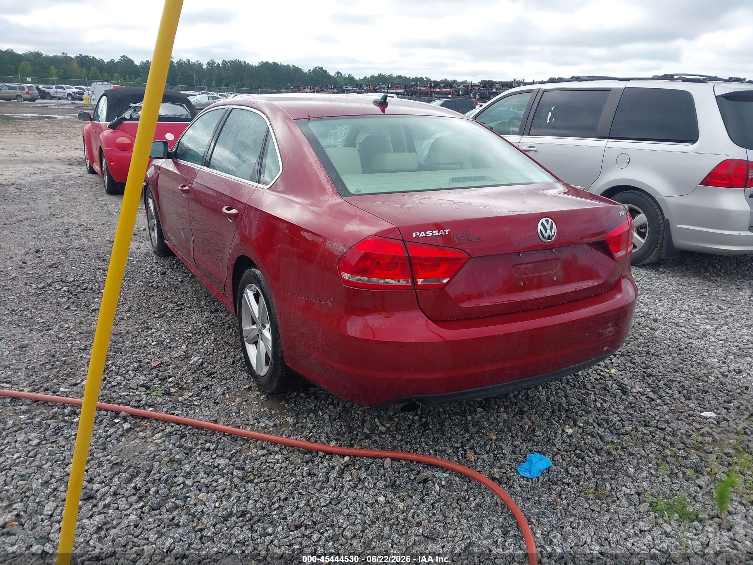 2015 Volkswagen Passat 1.8t Limited Edition Red vin: 1VWAT7A38FC118461