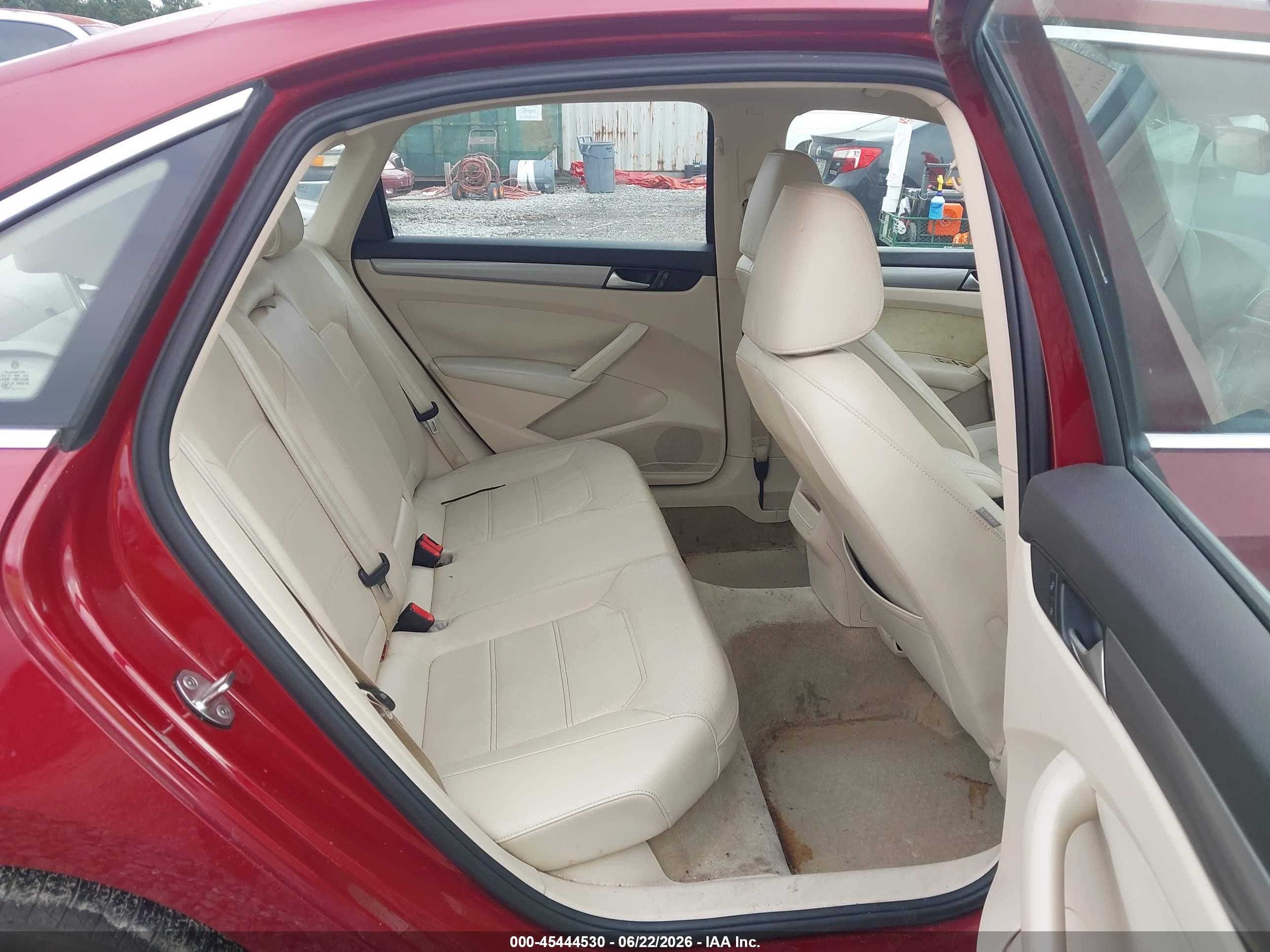 2015 Volkswagen Passat 1.8t Limited Edition Red vin: 1VWAT7A38FC118461