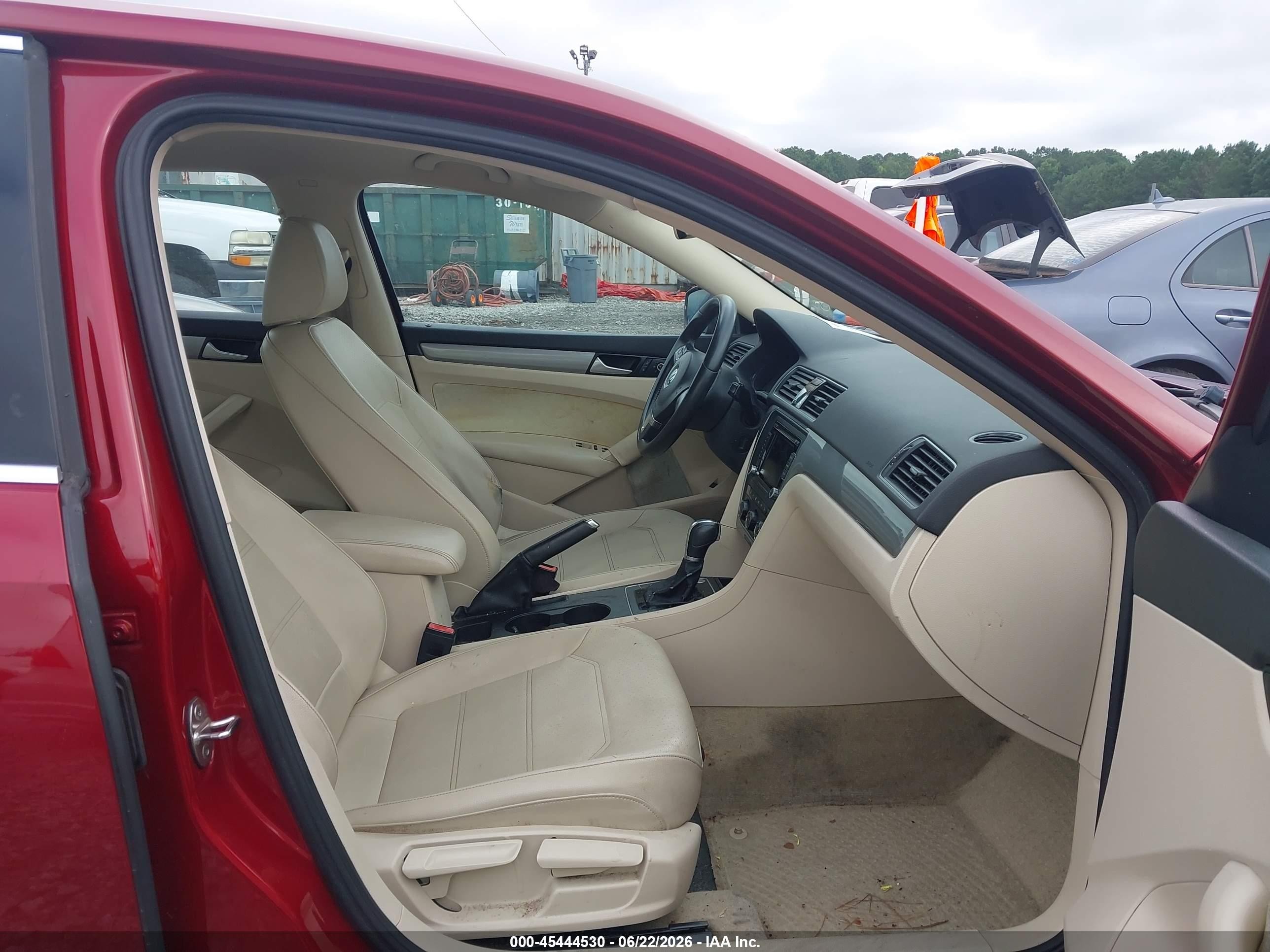 2015 Volkswagen Passat 1.8t Limited Edition Red vin: 1VWAT7A38FC118461