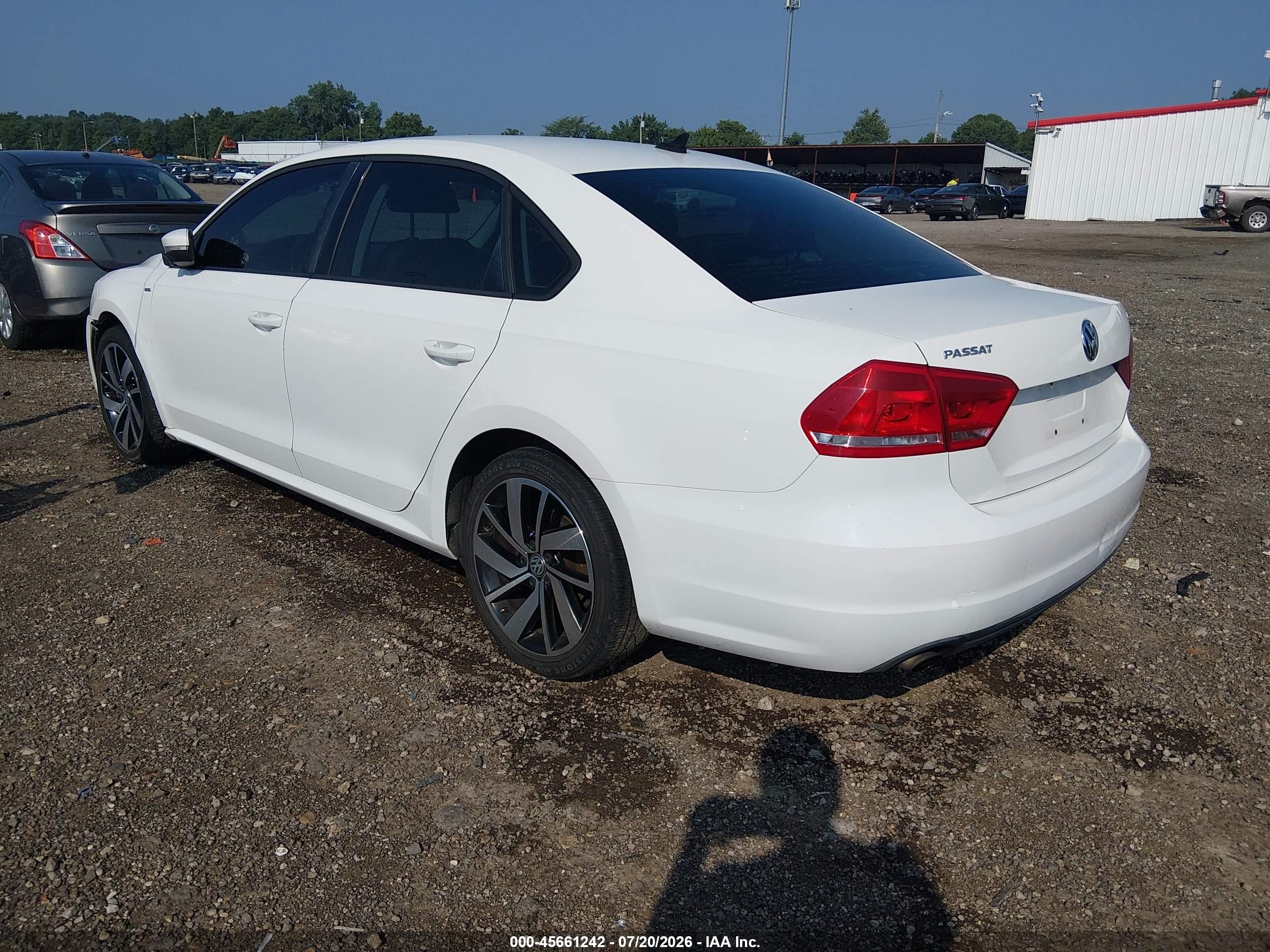 2014 Volkswagen Passat 1.8t Wolfsburg Edition Белый vin: 1VWAT7A39EC100811