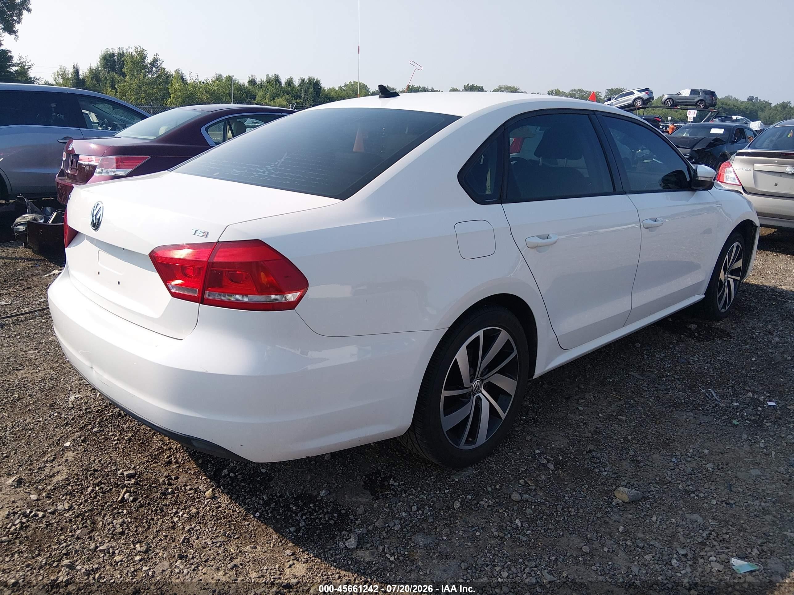 2014 Volkswagen Passat 1.8t Wolfsburg Edition Белый vin: 1VWAT7A39EC100811