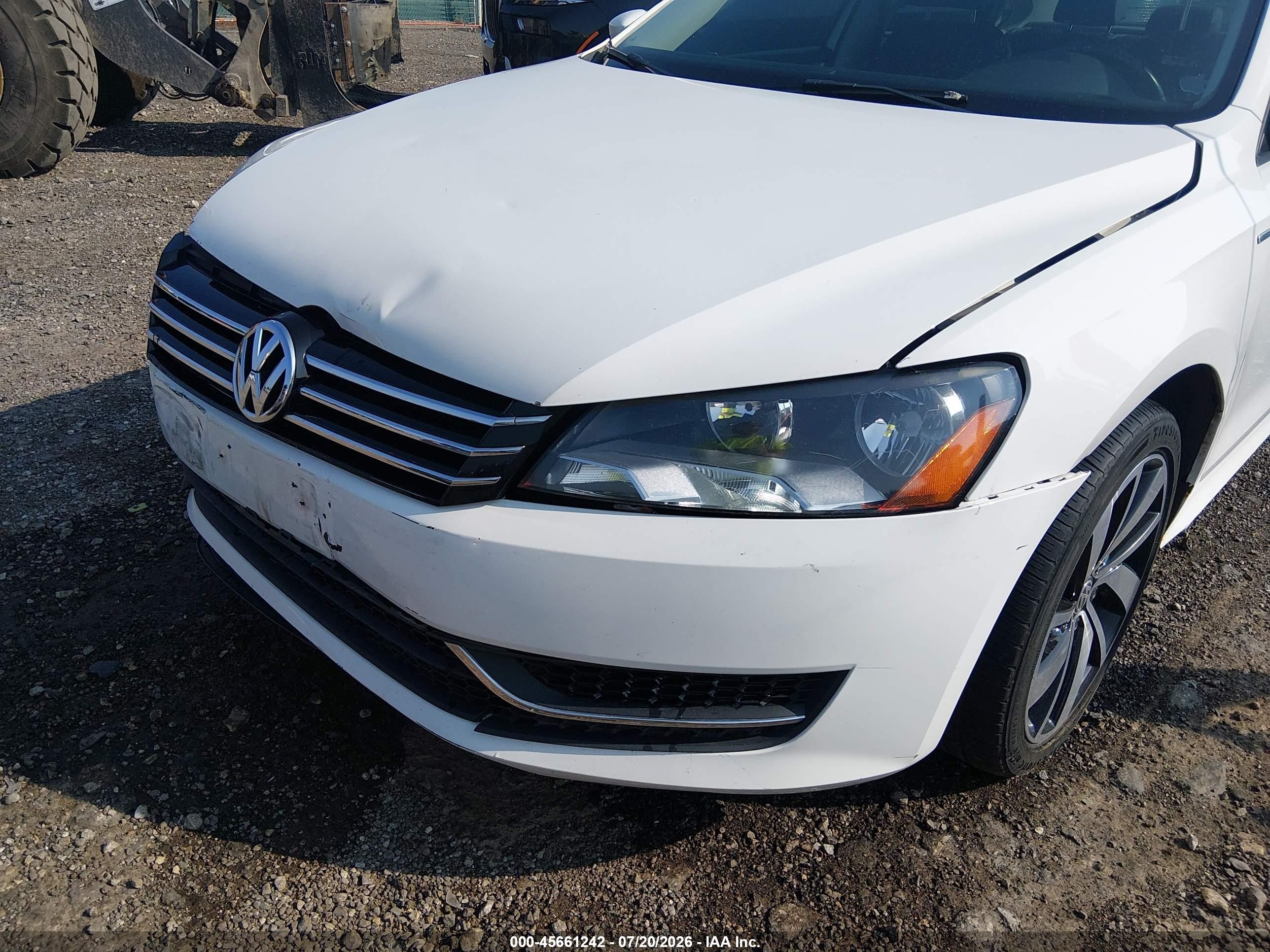 2014 Volkswagen Passat 1.8t Wolfsburg Edition Белый vin: 1VWAT7A39EC100811