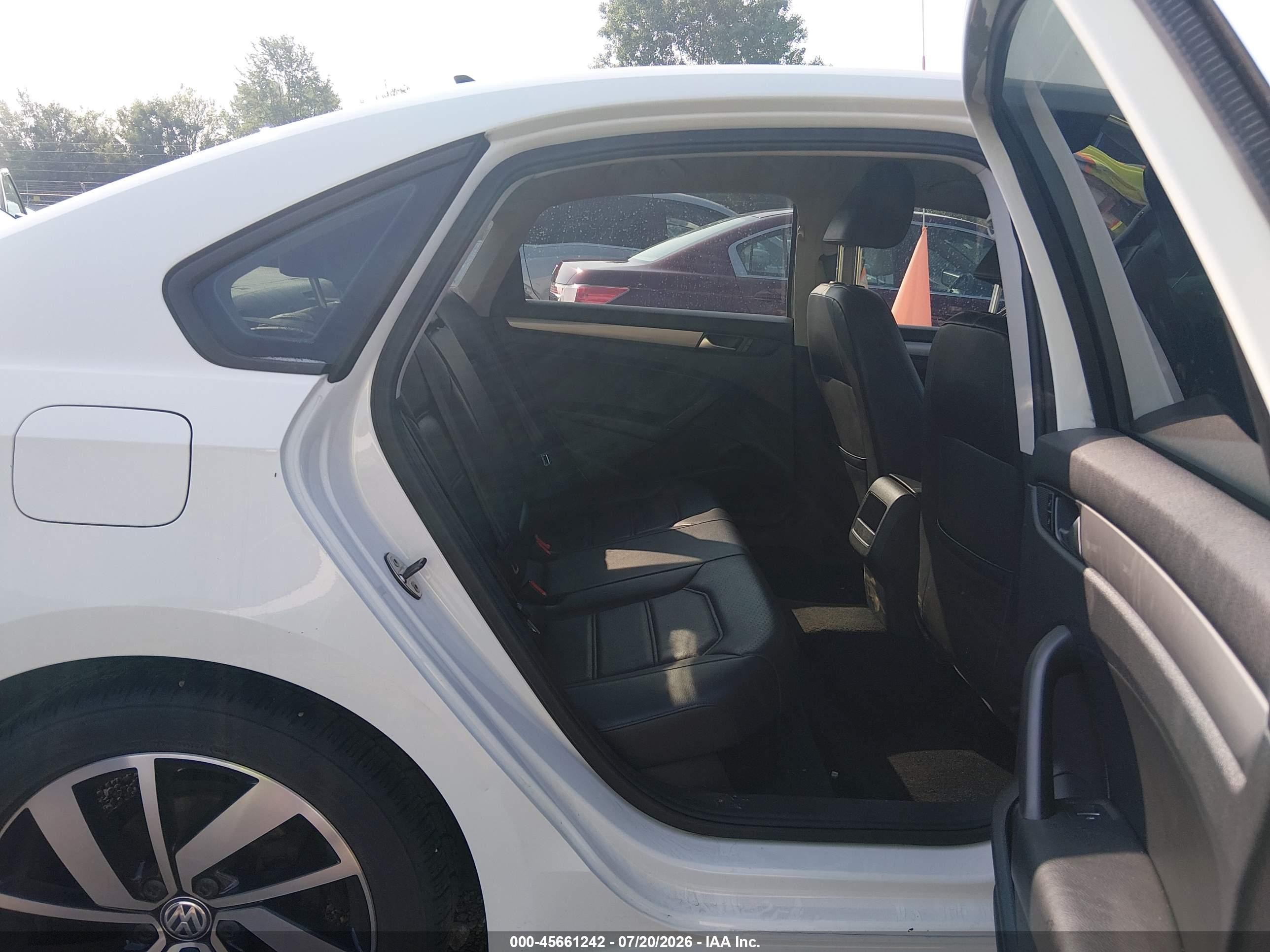 2014 Volkswagen Passat 1.8t Wolfsburg Edition Белый vin: 1VWAT7A39EC100811