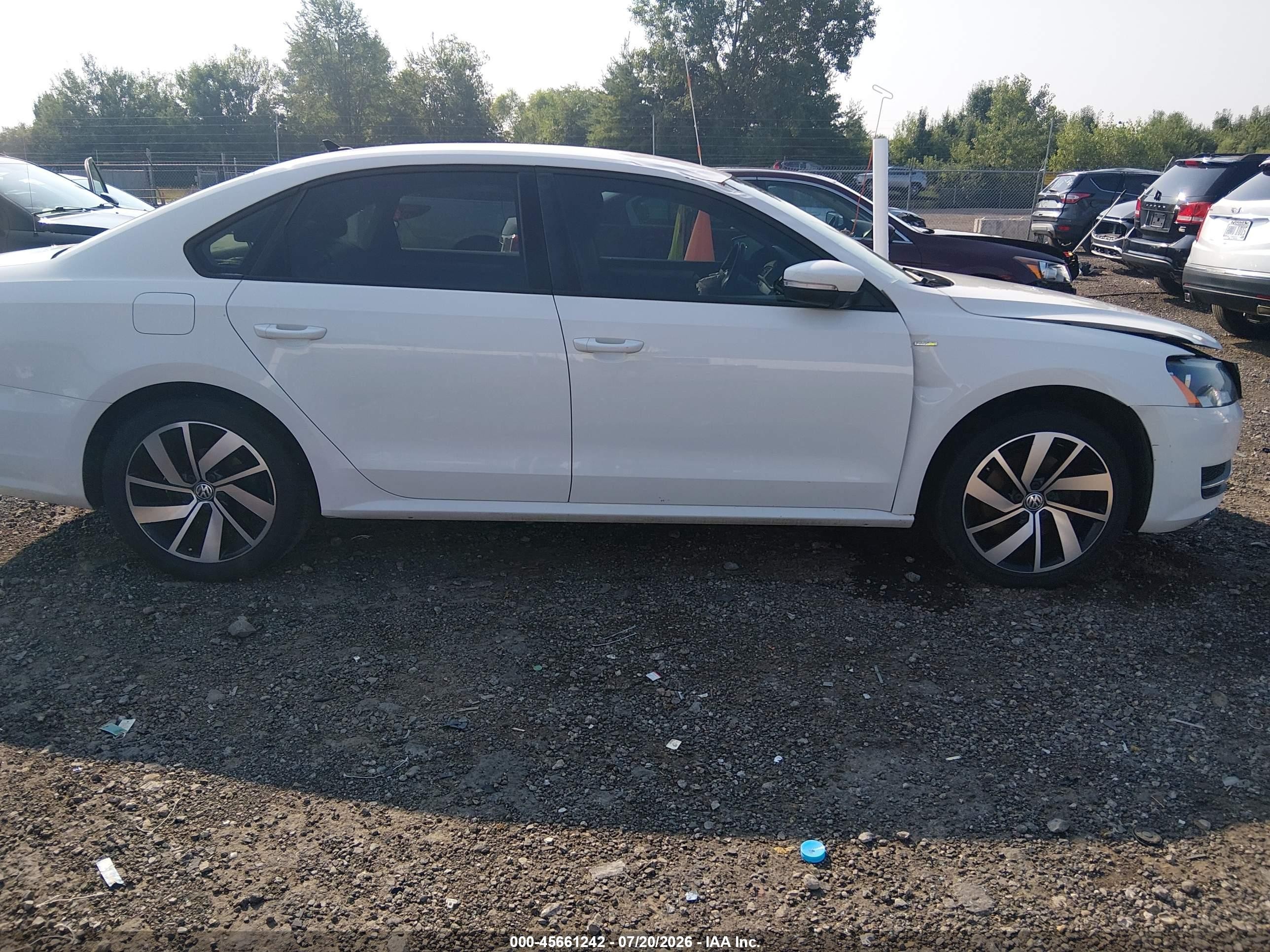 2014 Volkswagen Passat 1.8t Wolfsburg Edition Белый vin: 1VWAT7A39EC100811