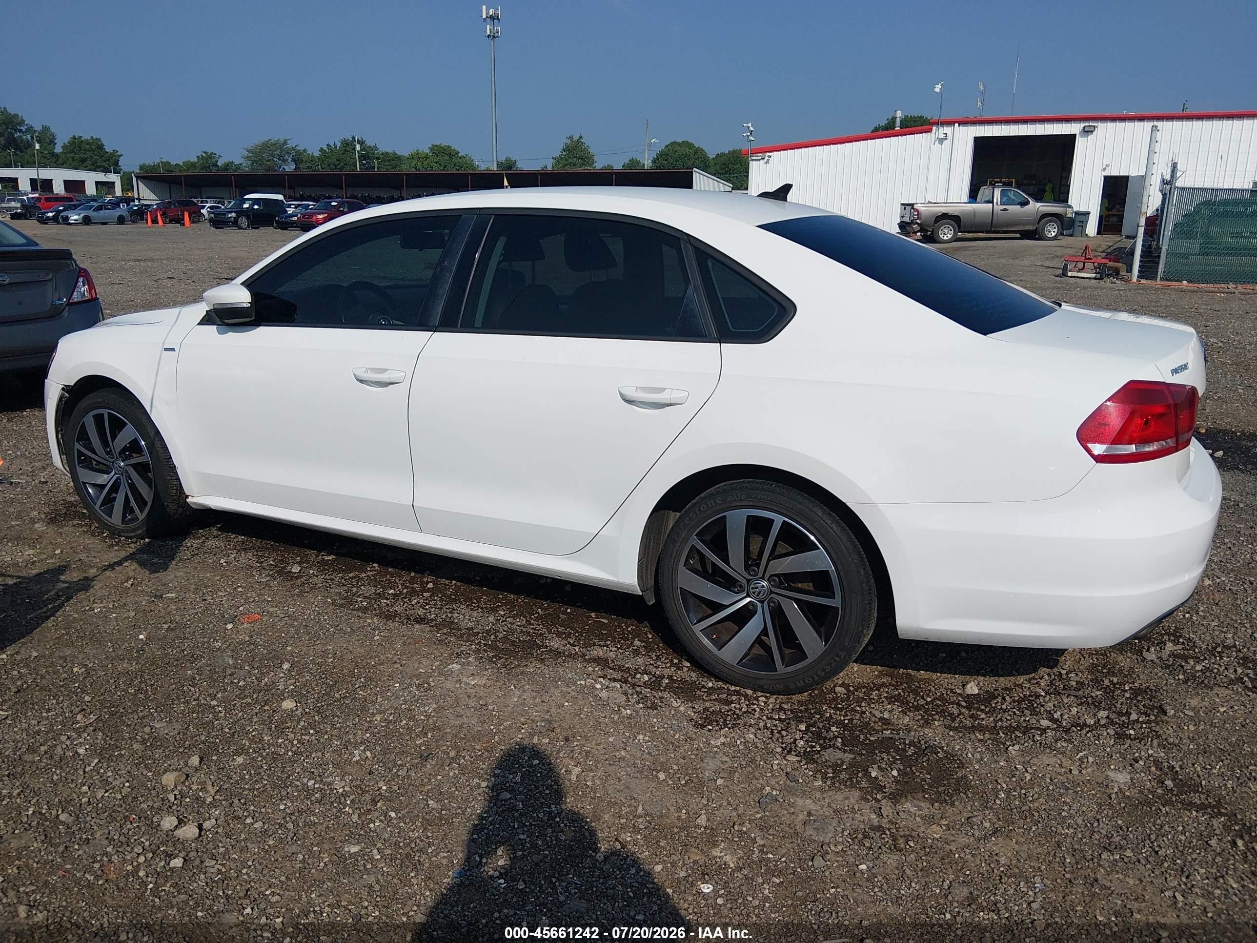 2014 Volkswagen Passat 1.8t Wolfsburg Edition Белый vin: 1VWAT7A39EC100811