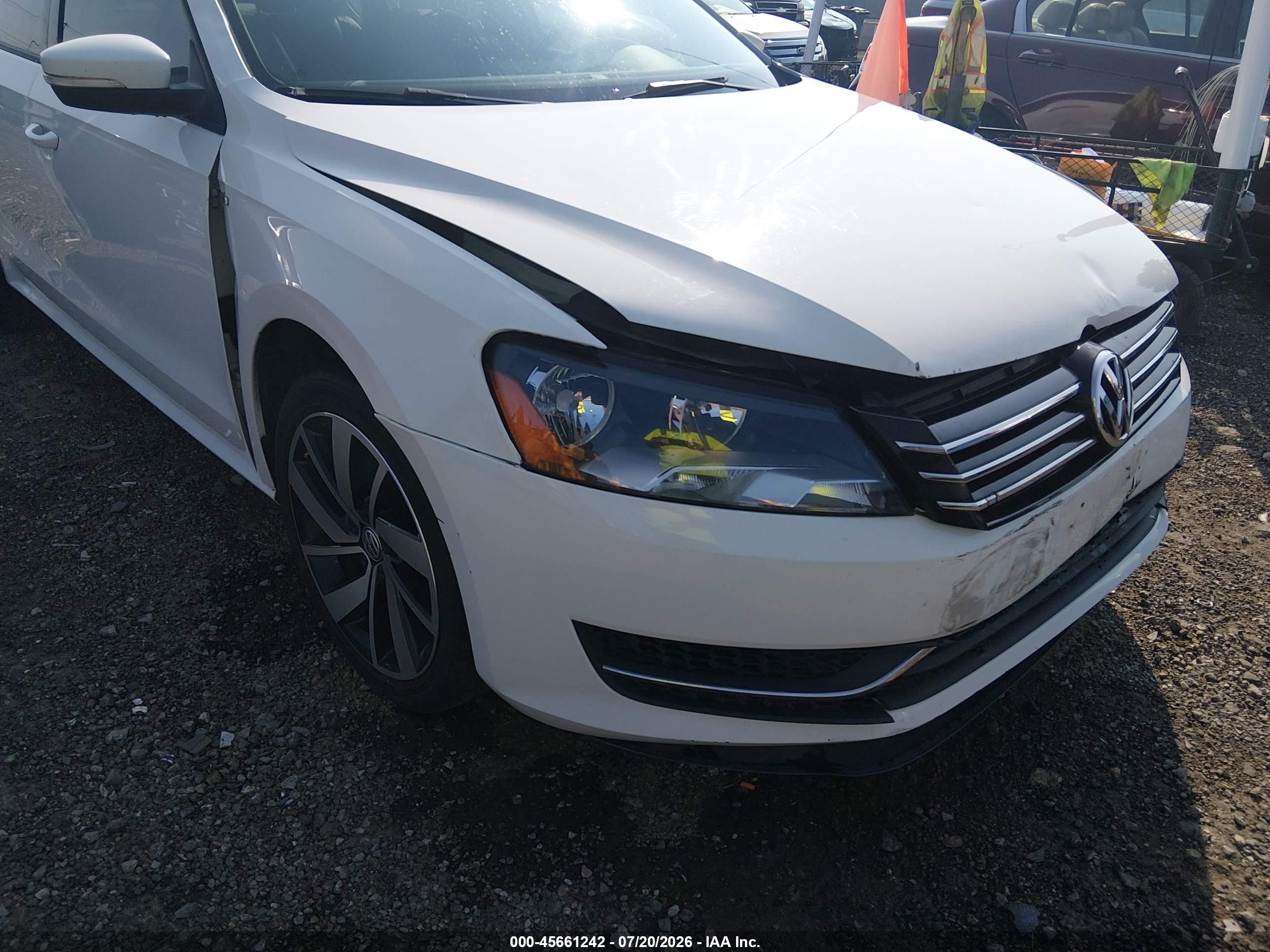 2014 Volkswagen Passat 1.8t Wolfsburg Edition Белый vin: 1VWAT7A39EC100811