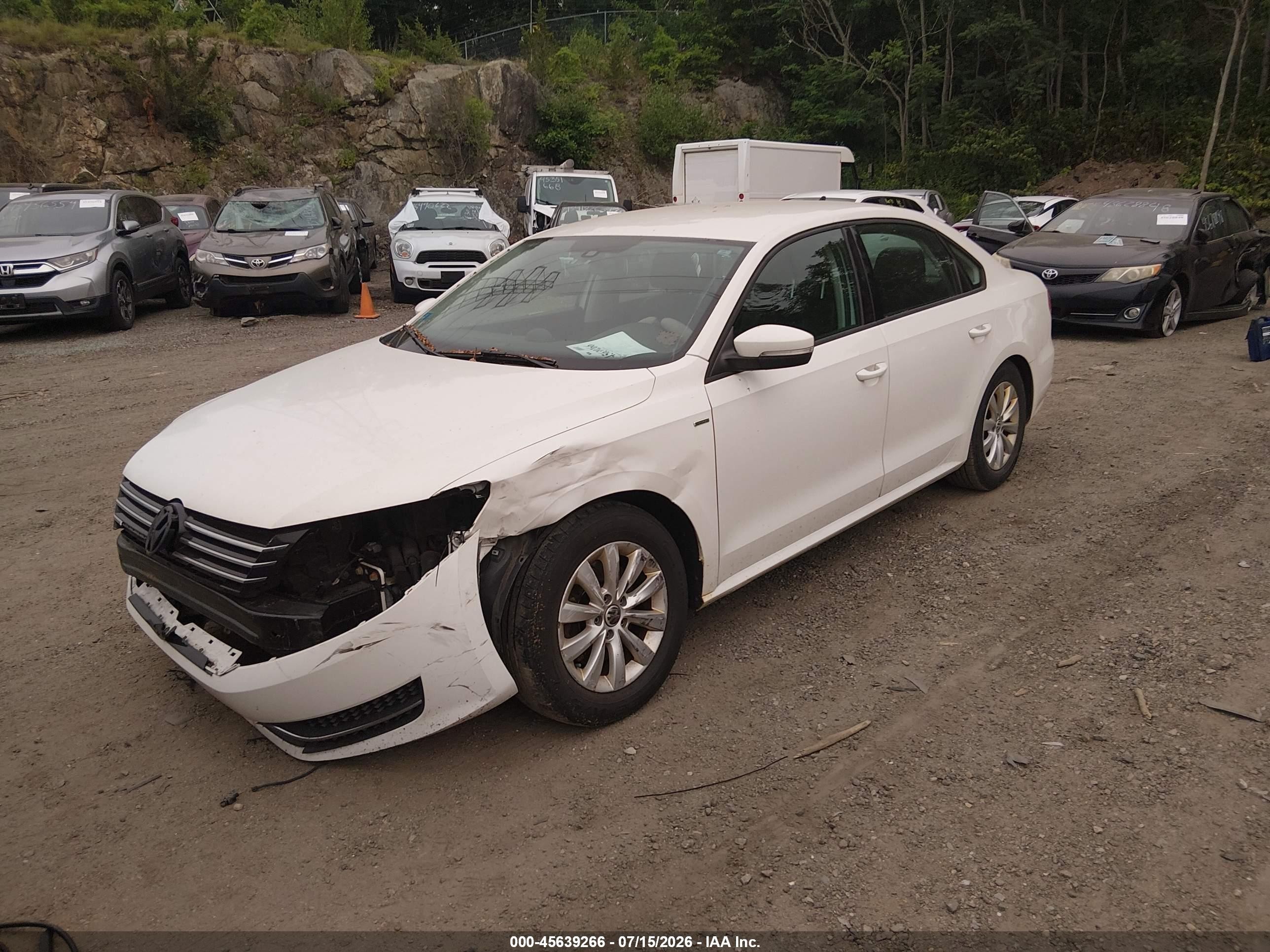 2015 Volkswagen Passat 1.8t Wolfsburg Edition White vin: 1VWAT7A39FC024668