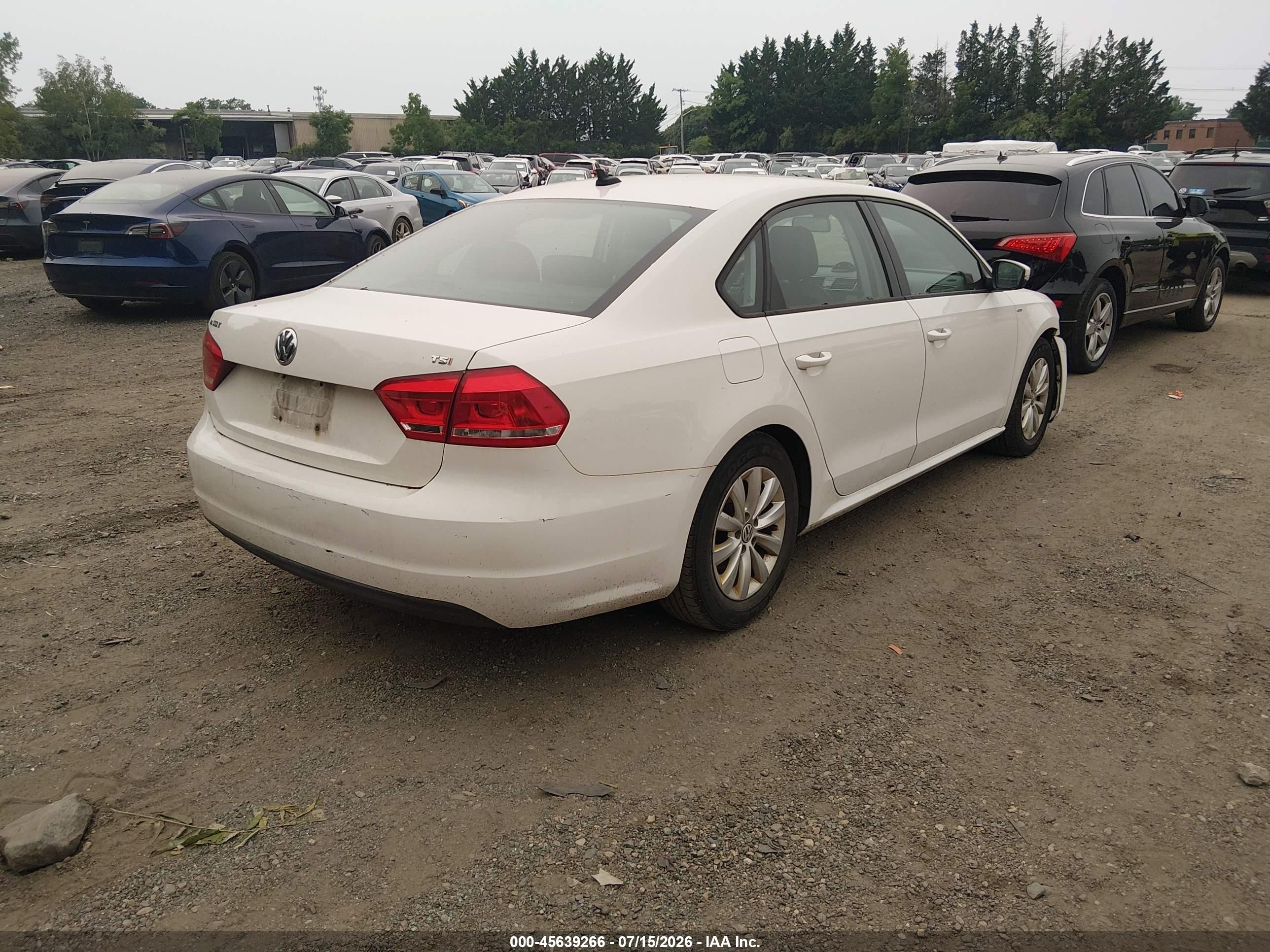 2015 Volkswagen Passat 1.8t Wolfsburg Edition White vin: 1VWAT7A39FC024668