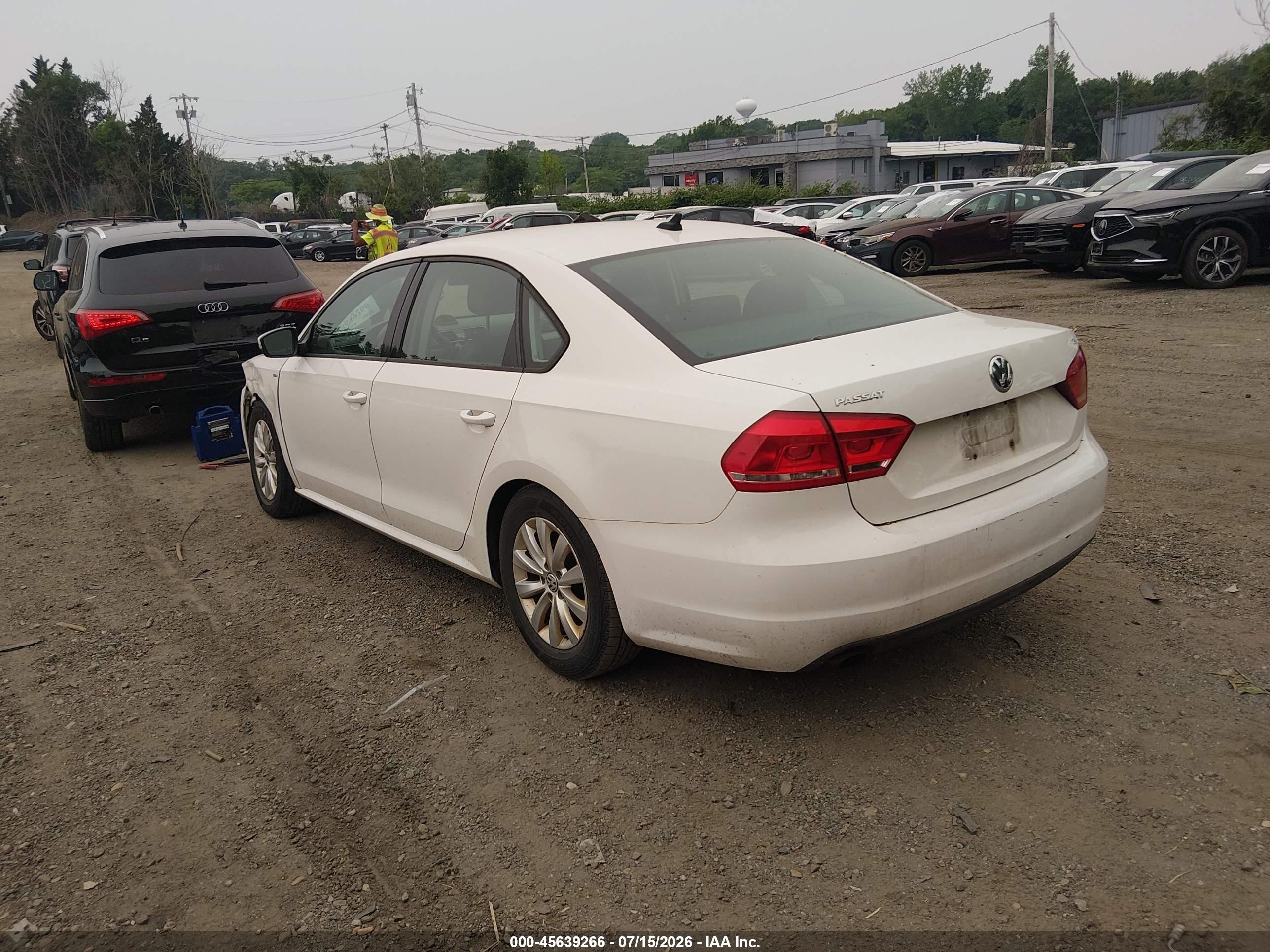 2015 Volkswagen Passat 1.8t Wolfsburg Edition White vin: 1VWAT7A39FC024668