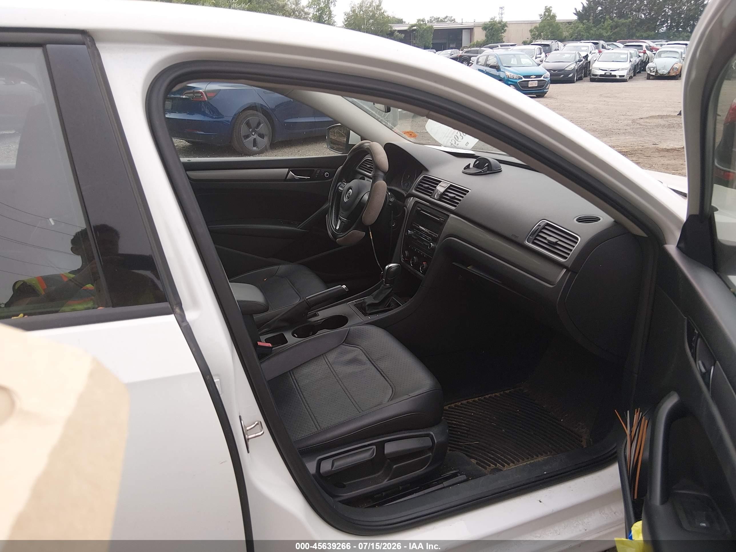 2015 Volkswagen Passat 1.8t Wolfsburg Edition White vin: 1VWAT7A39FC024668
