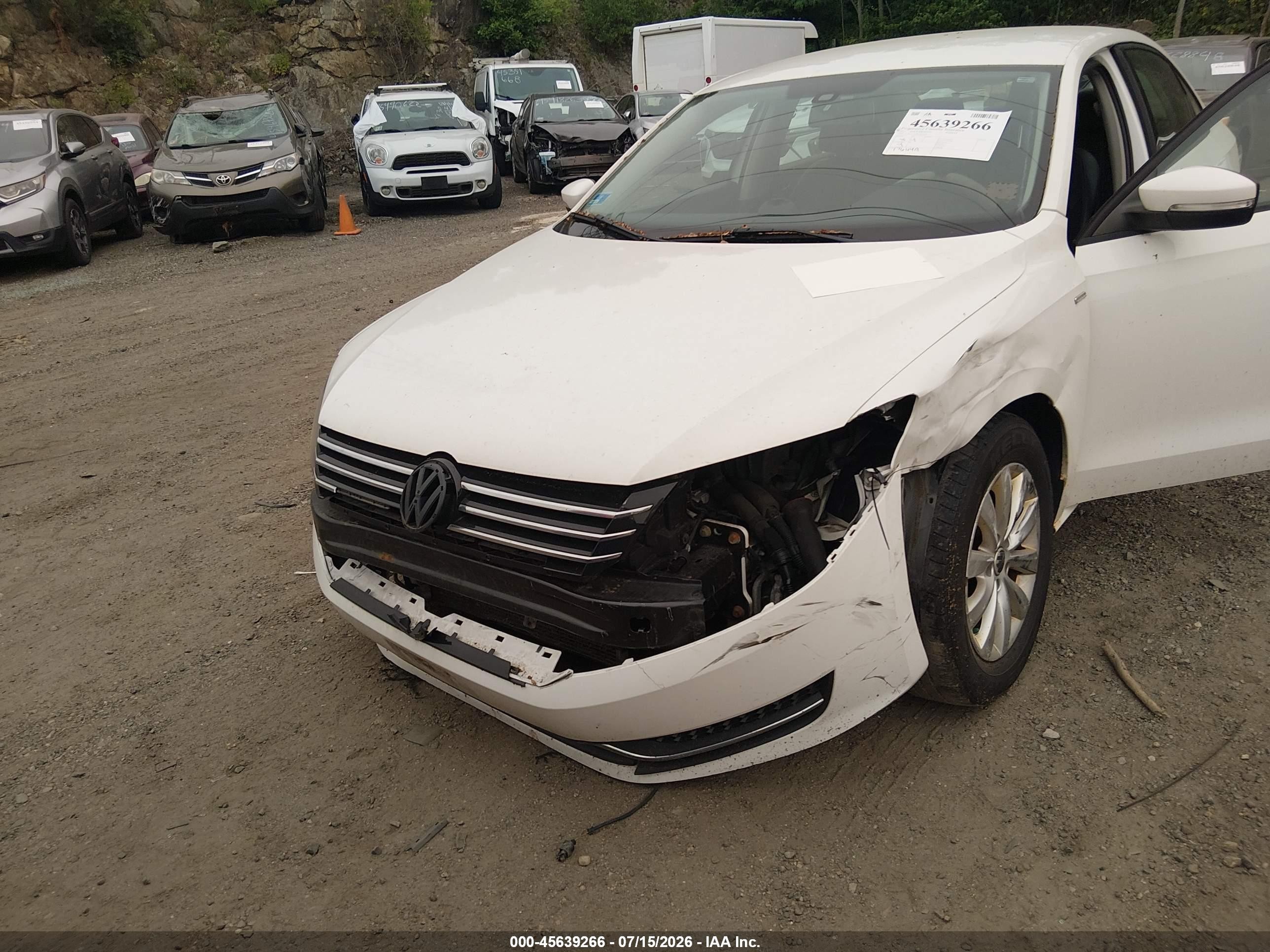 2015 Volkswagen Passat 1.8t Wolfsburg Edition White vin: 1VWAT7A39FC024668