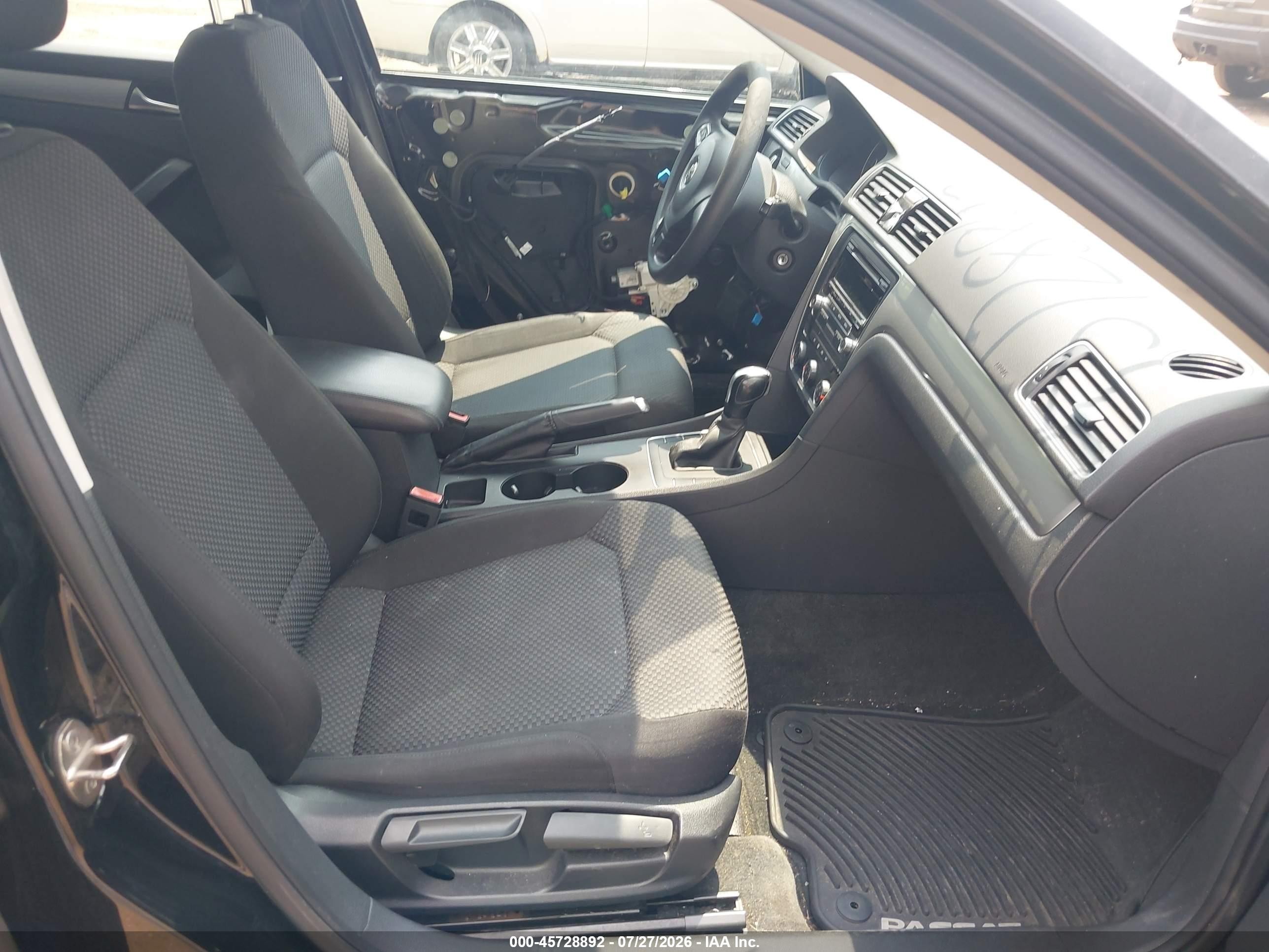 2015 Volkswagen Passat 1.8t S Черный vin: 1VWAT7A39FC033628